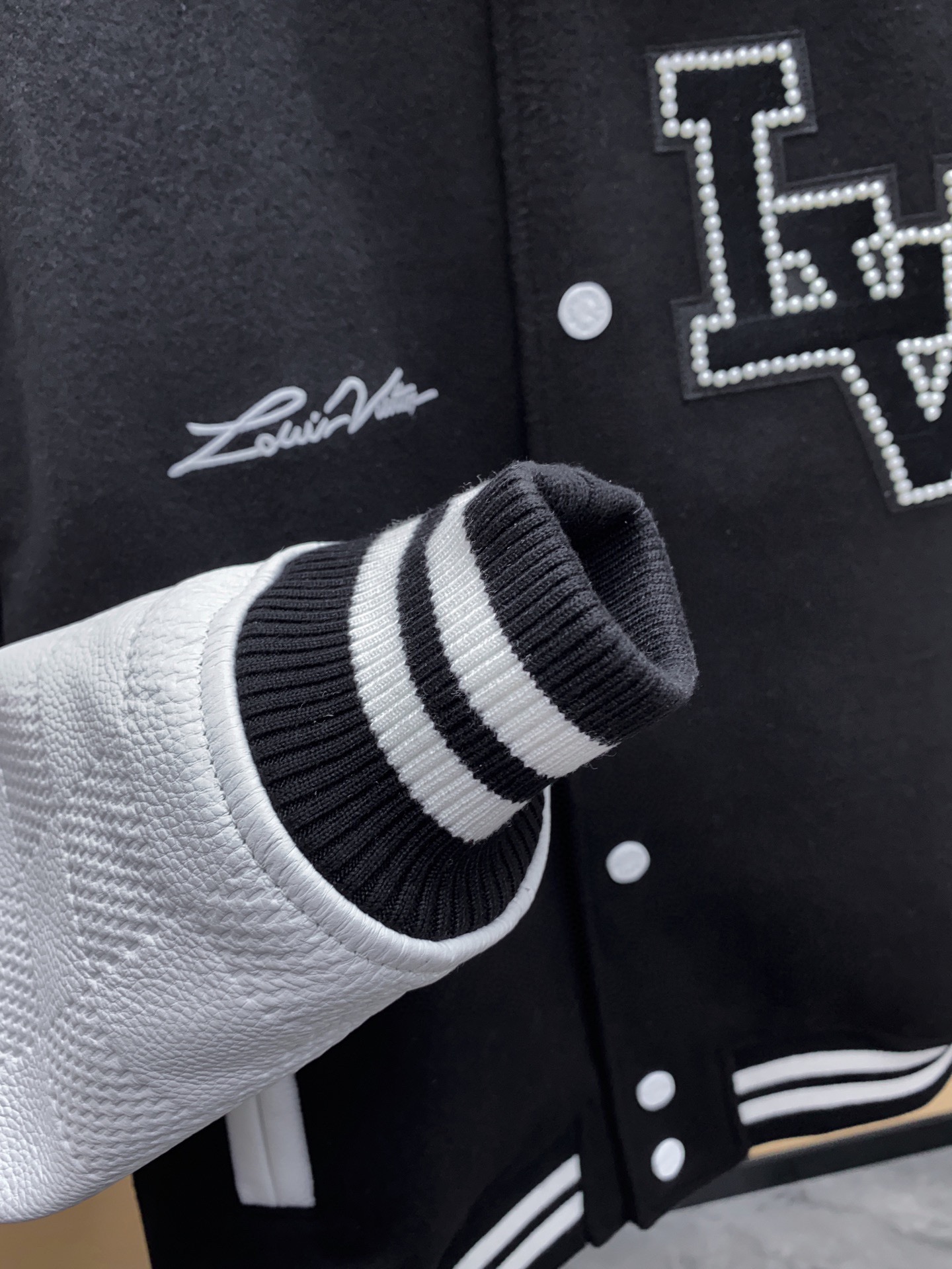 Louis Vuitton 루이비통 펄 자수 베이스볼 재킷 블랙 19