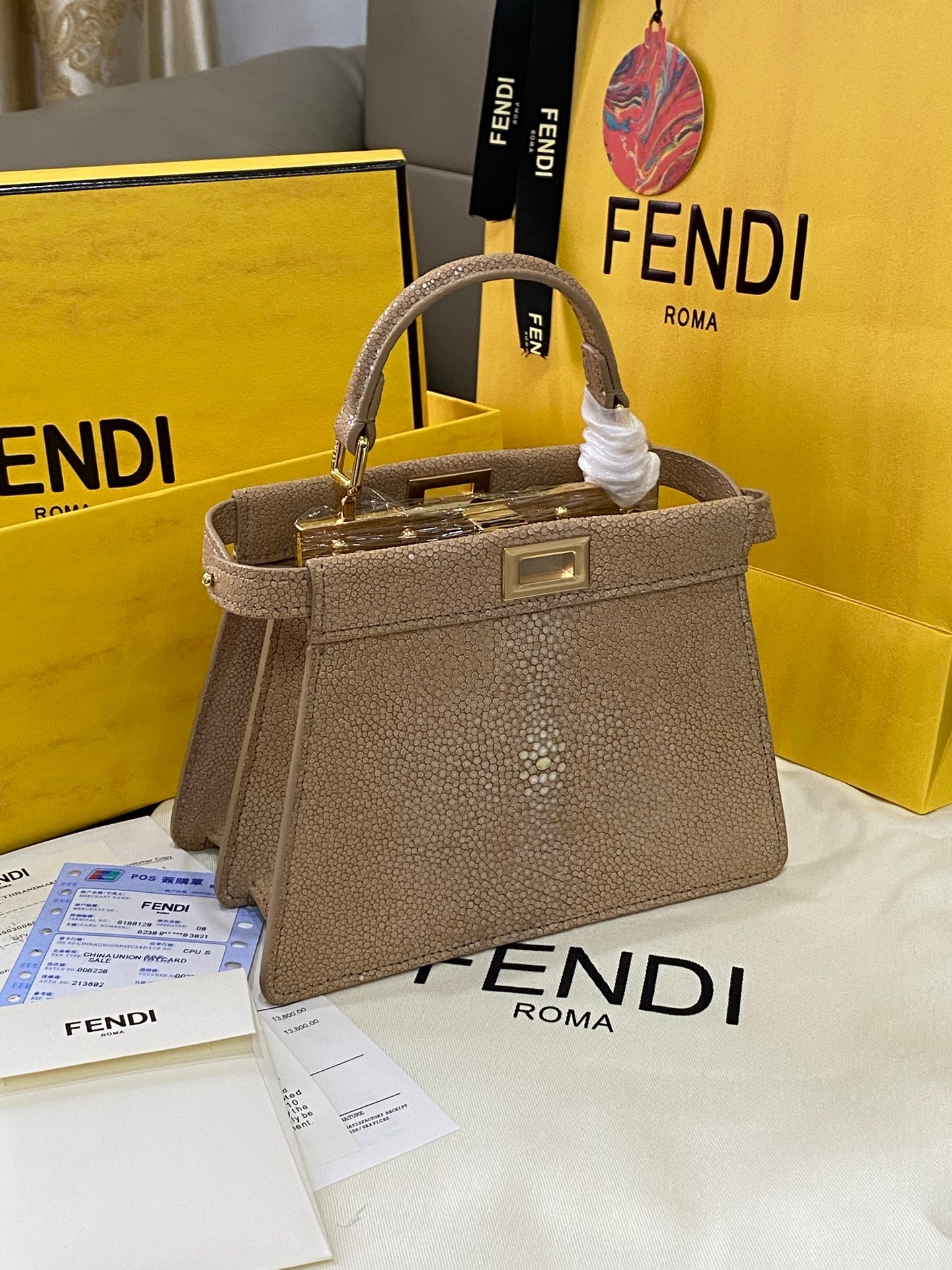 Fendi Peekaboo Iconic Medium Pearl Stingray Leather Satchel Bag 펜디 피카부 아이코닉 미디엄 펄 스팅레이 레더 새첼백 20cm 3