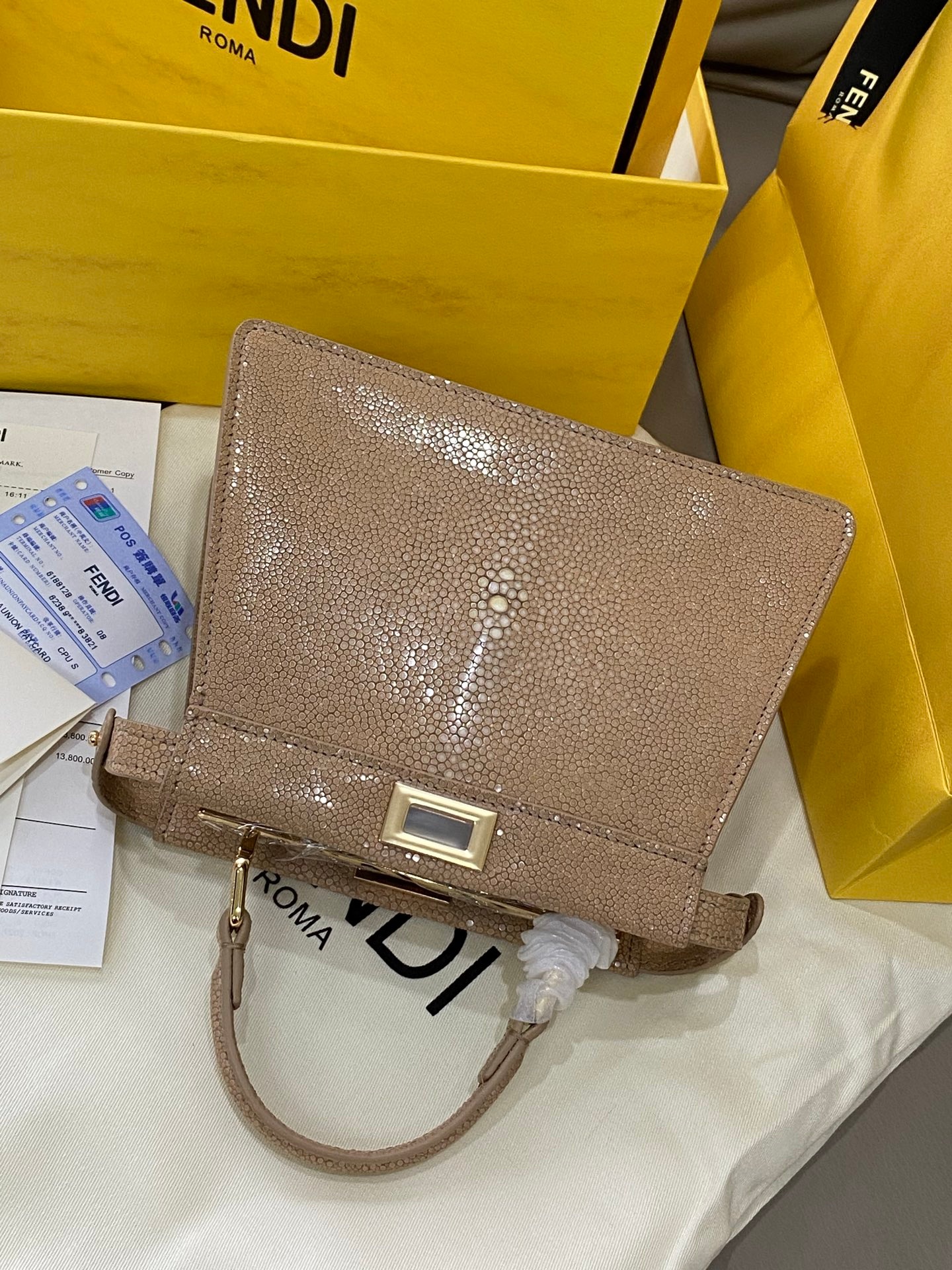 Fendi Peekaboo Iconic Medium Pearl Stingray Leather Satchel Bag 펜디 피카부 아이코닉 미디엄 펄 스팅레이 레더 새첼백 20cm 4