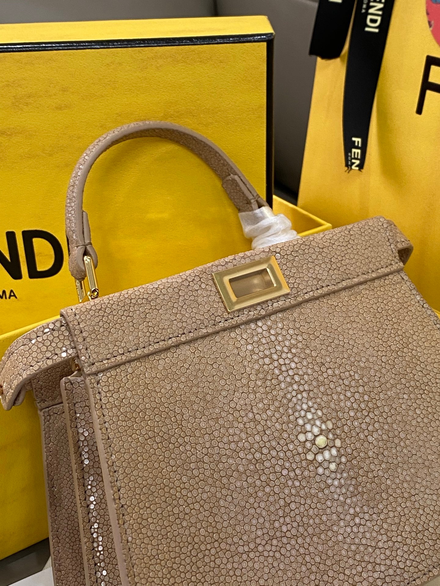 Fendi Peekaboo Iconic Medium Pearl Stingray Leather Satchel Bag 펜디 피카부 아이코닉 미디엄 펄 스팅레이 레더 새첼백 20cm 5