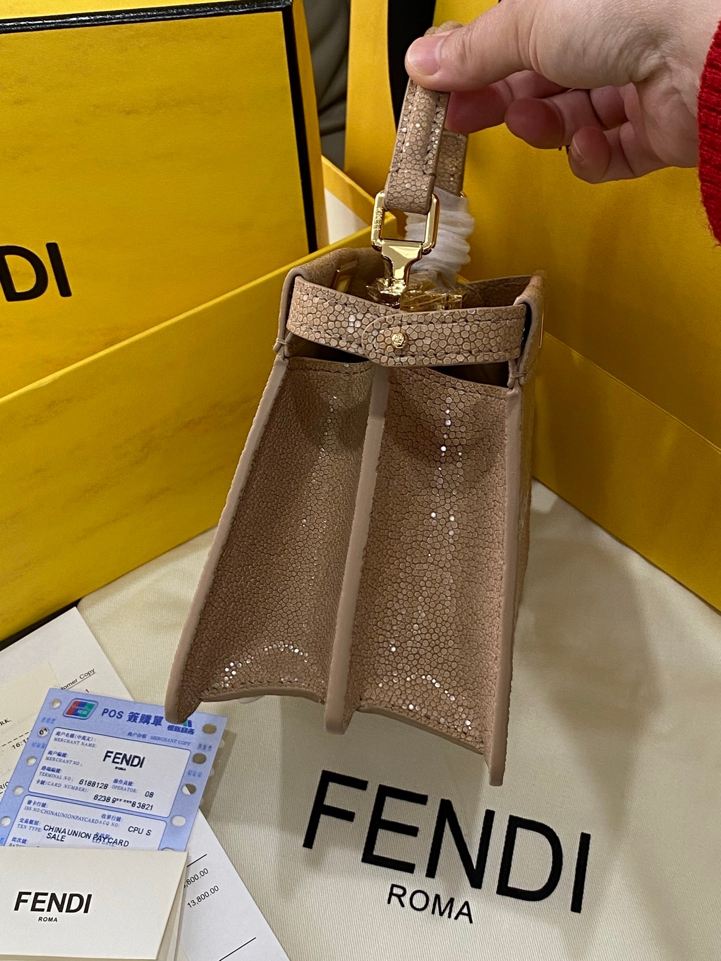 Fendi Peekaboo Iconic Medium Pearl Stingray Leather Satchel Bag 펜디 피카부 아이코닉 미디엄 펄 스팅레이 레더 새첼백 20cm 6