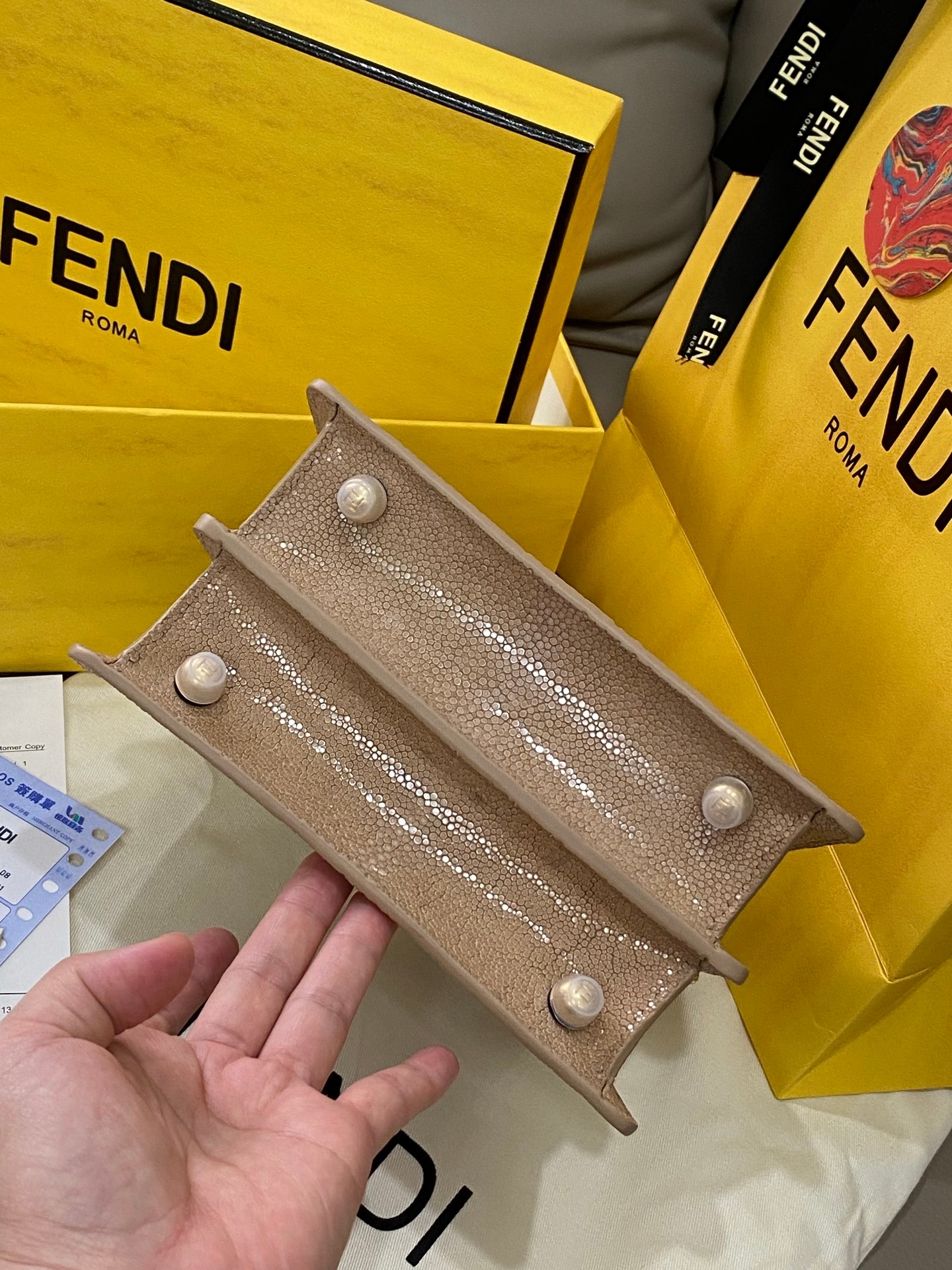 Fendi Peekaboo Iconic Medium Pearl Stingray Leather Satchel Bag 펜디 피카부 아이코닉 미디엄 펄 스팅레이 레더 새첼백 20cm 7