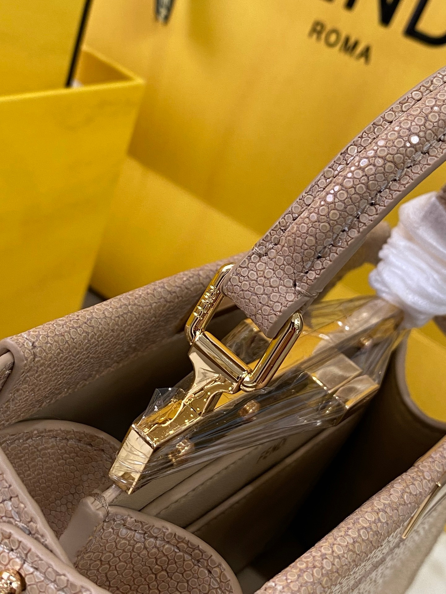 Fendi Peekaboo Iconic Medium Pearl Stingray Leather Satchel Bag 펜디 피카부 아이코닉 미디엄 펄 스팅레이 레더 새첼백 20cm 8