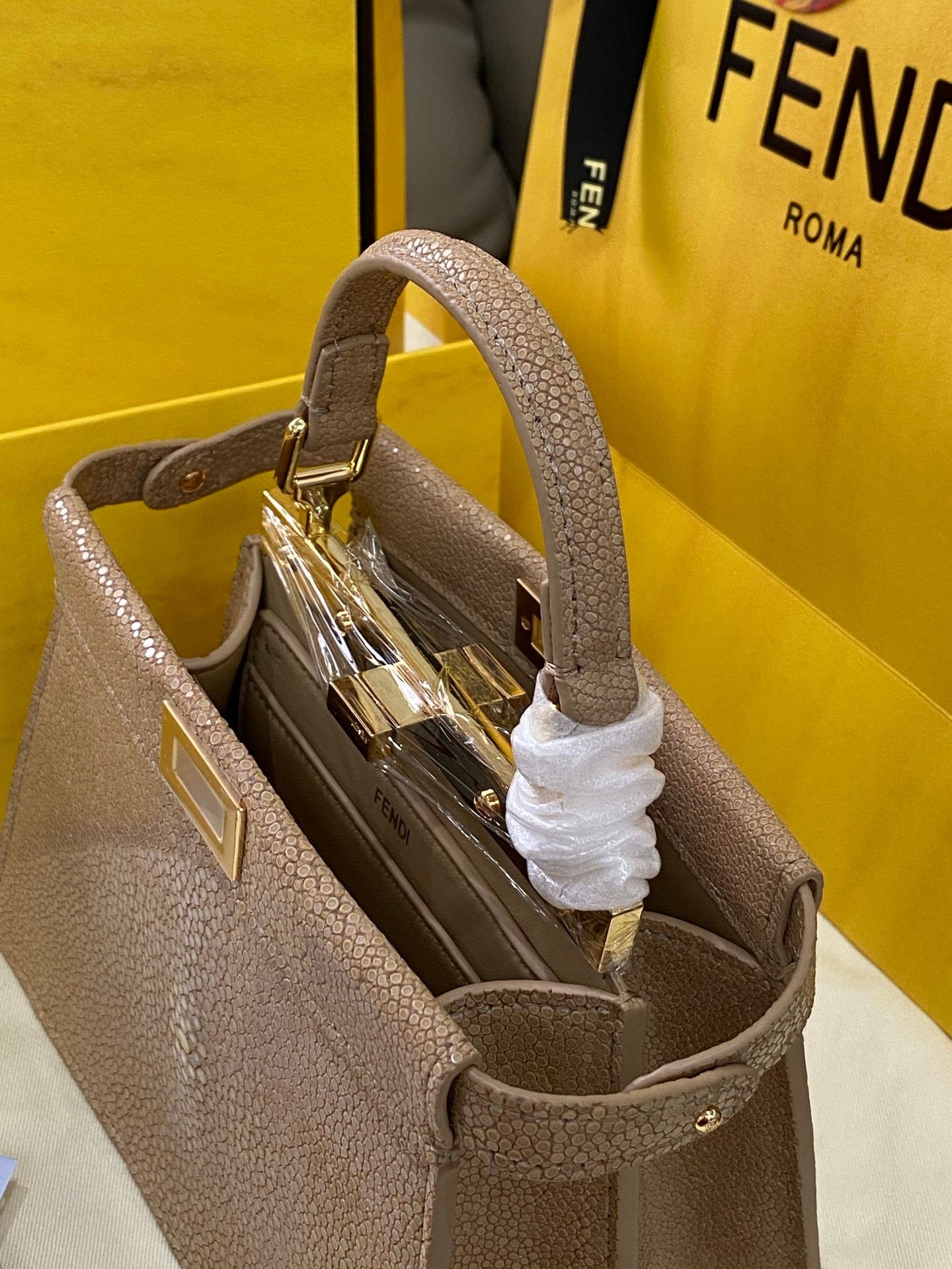 Fendi Peekaboo Iconic Medium Pearl Stingray Leather Satchel Bag 펜디 피카부 아이코닉 미디엄 펄 스팅레이 레더 새첼백 20cm 9
