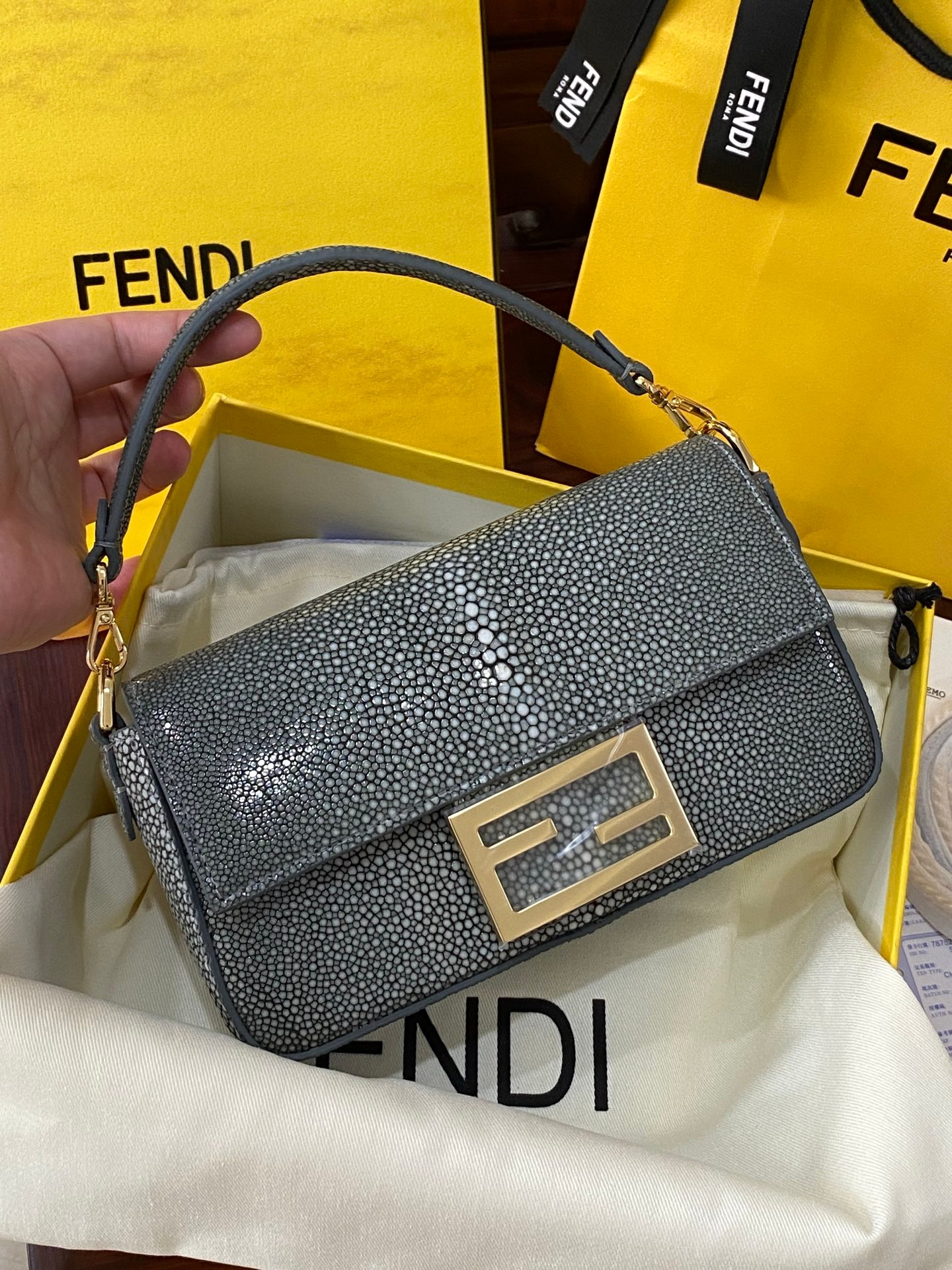 Fendi Baguette Classic Small Pearl Fish Leather Shoulder Bag 펜디 바게트 클래식 스몰 펄 피쉬 레더 숄더백 19cm 1