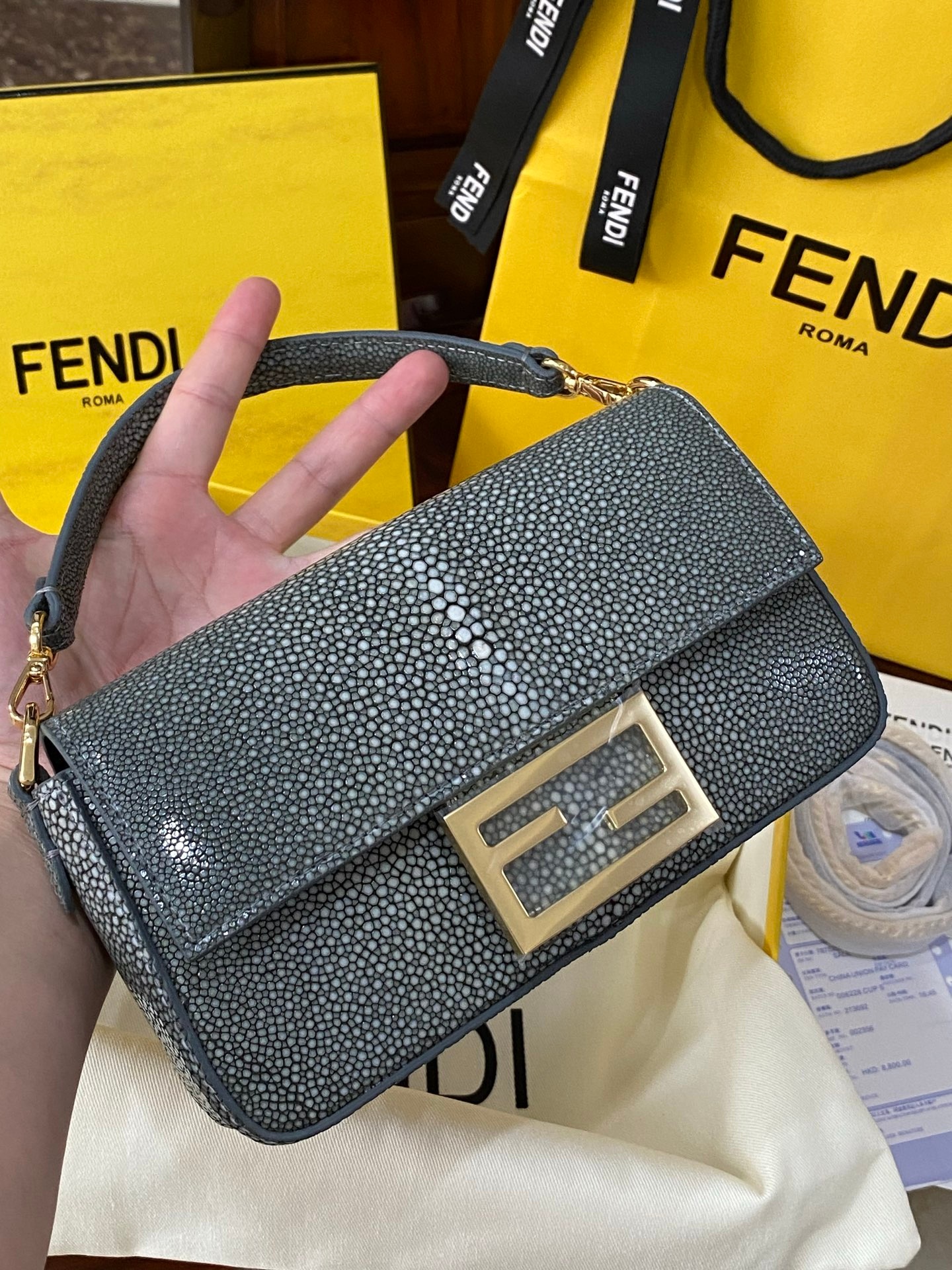 Fendi Baguette Classic Small Pearl Fish Leather Shoulder Bag 펜디 바게트 클래식 스몰 펄 피쉬 레더 숄더백 19cm 2