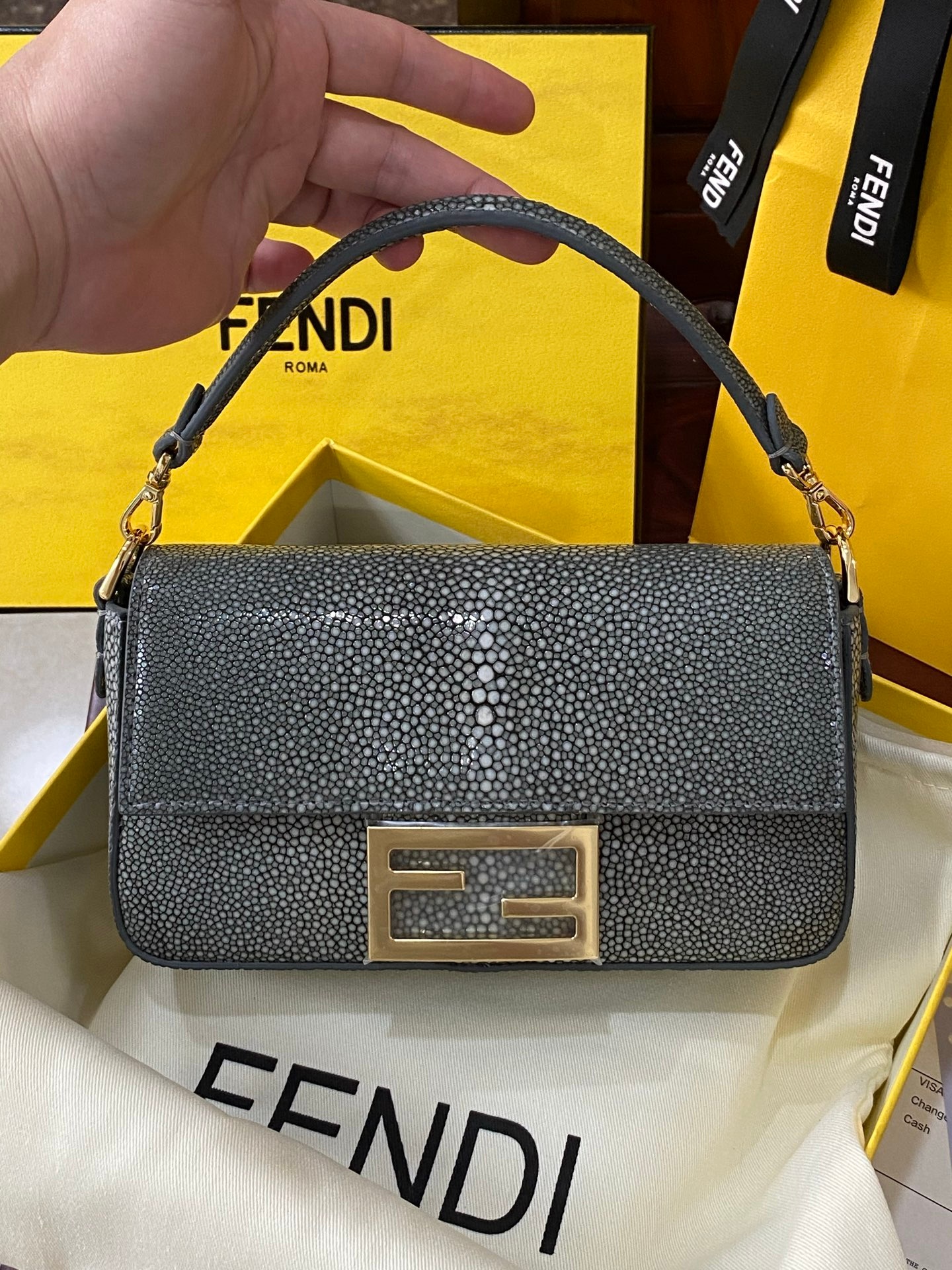 Fendi Baguette Classic Small Pearl Fish Leather Shoulder Bag 펜디 바게트 클래식 스몰 펄 피쉬 레더 숄더백 19cm 3