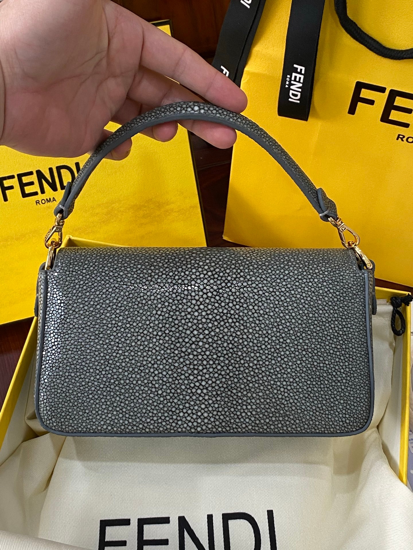 Fendi Baguette Classic Small Pearl Fish Leather Shoulder Bag 펜디 바게트 클래식 스몰 펄 피쉬 레더 숄더백 19cm 4