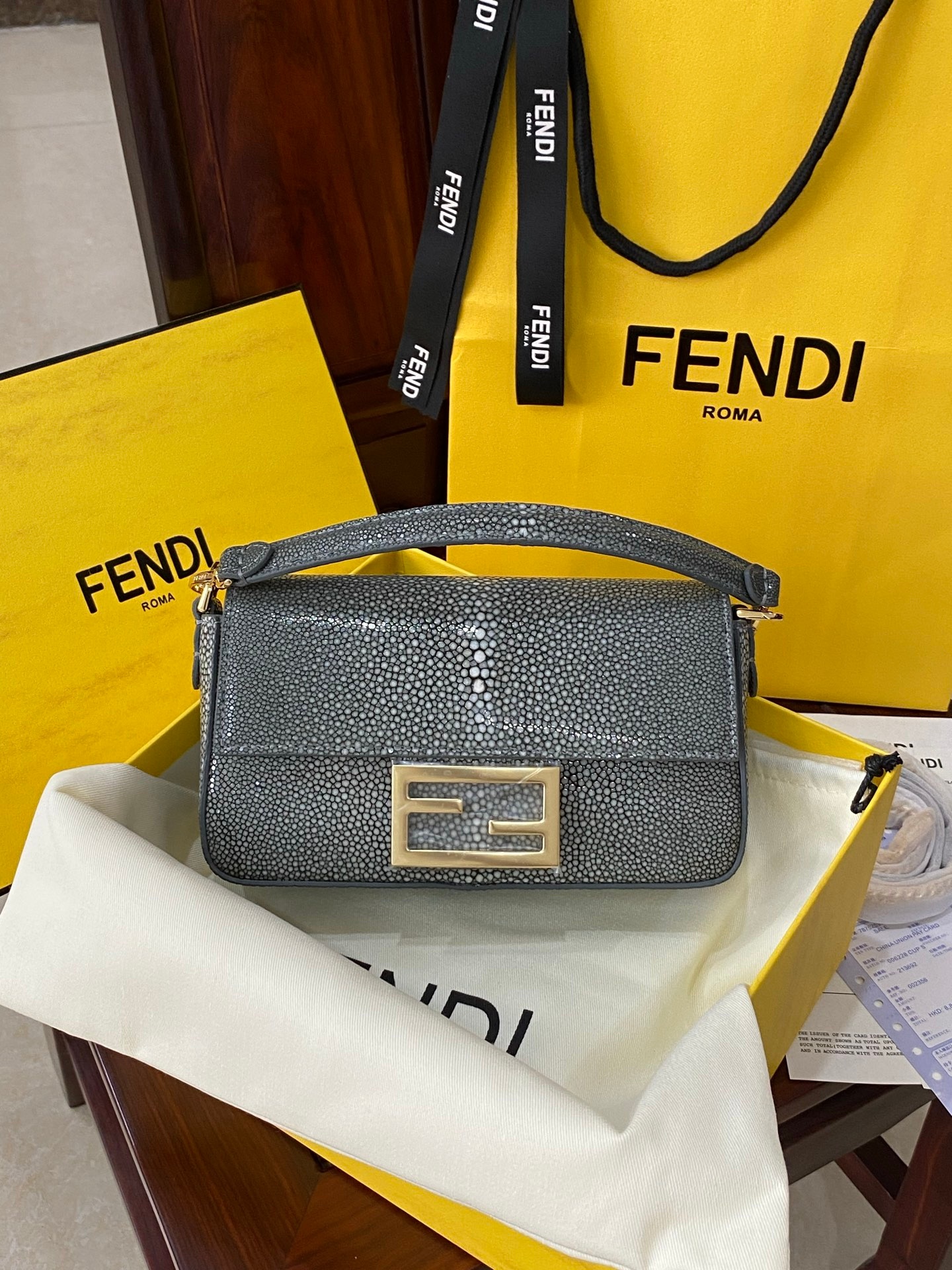 Fendi Baguette Classic Small Pearl Fish Leather Shoulder Bag 펜디 바게트 클래식 스몰 펄 피쉬 레더 숄더백 19cm 5