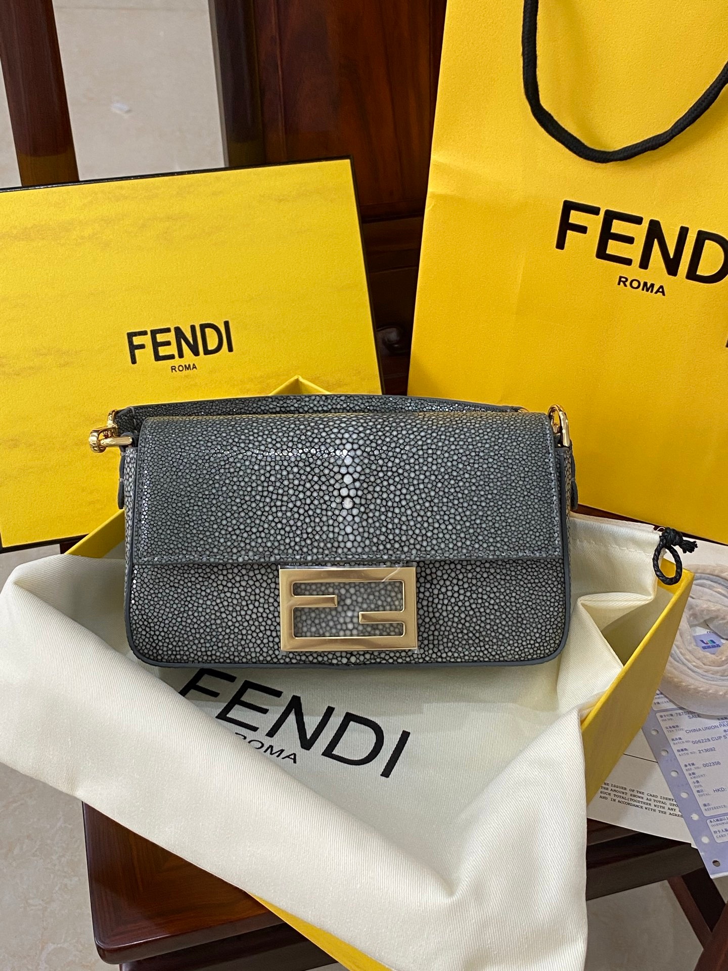 Fendi Baguette Classic Small Pearl Fish Leather Shoulder Bag 펜디 바게트 클래식 스몰 펄 피쉬 레더 숄더백 19cm 6