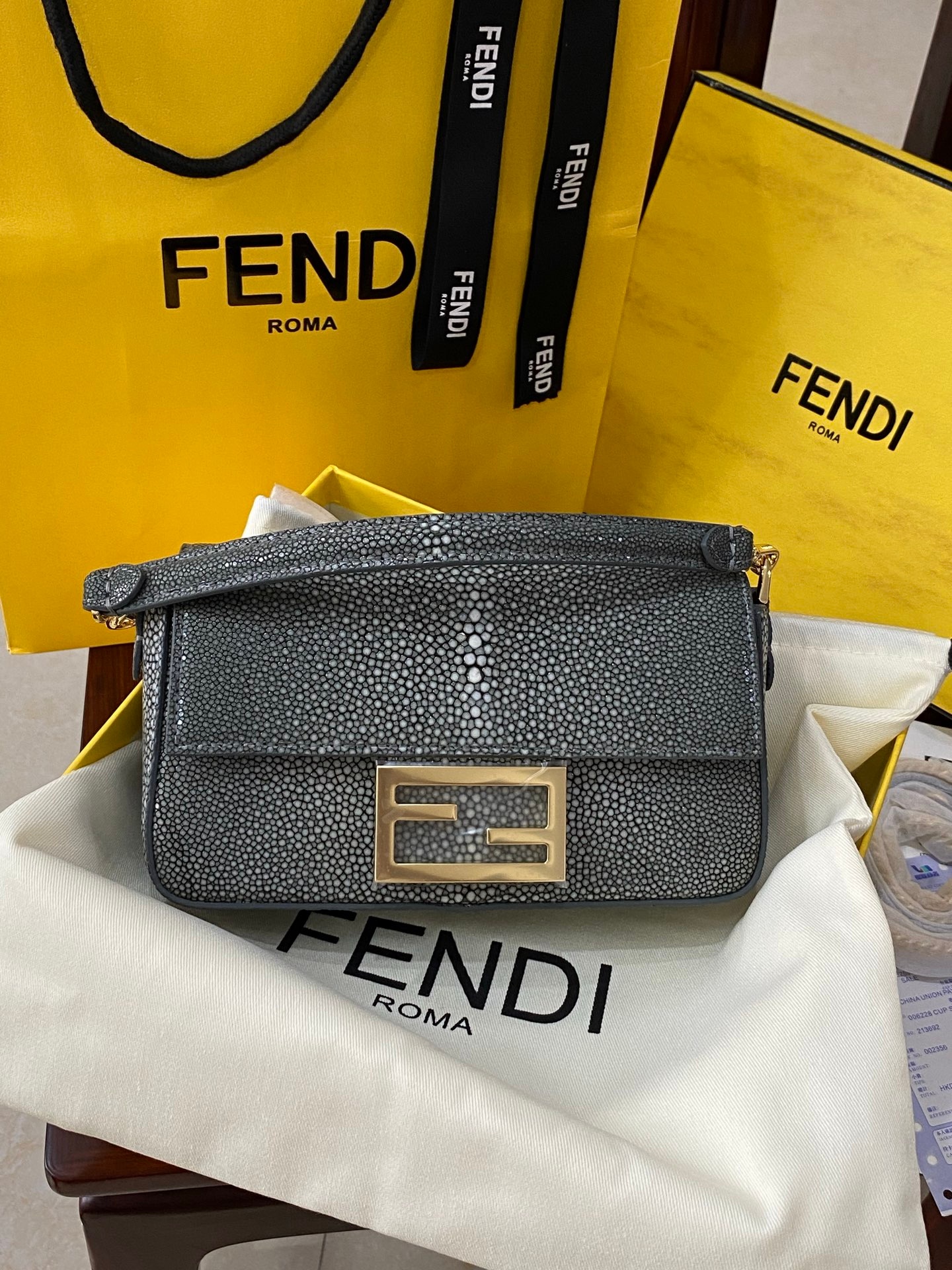 Fendi Baguette Classic Small Pearl Fish Leather Shoulder Bag 펜디 바게트 클래식 스몰 펄 피쉬 레더 숄더백 19cm 7