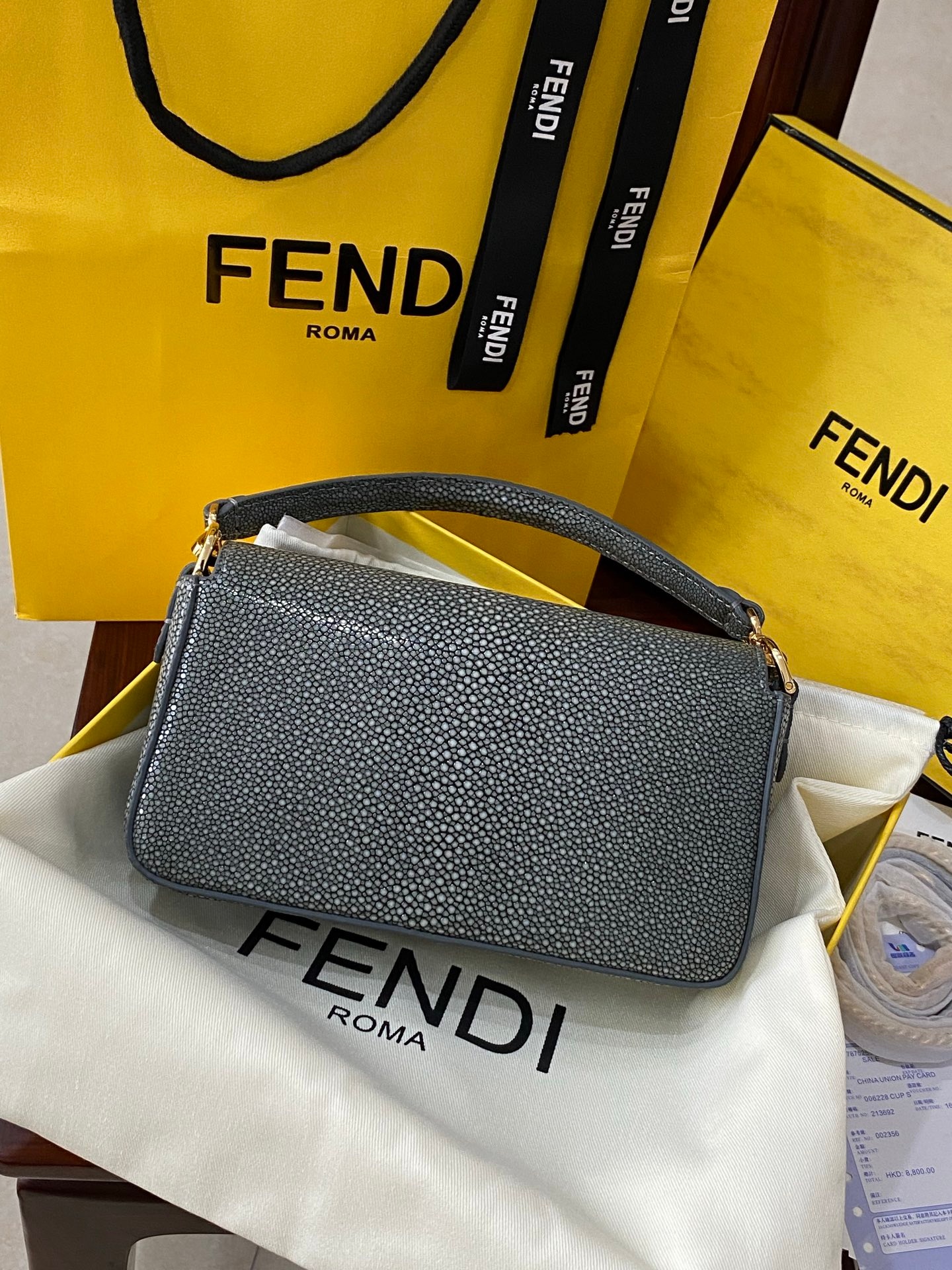 Fendi Baguette Classic Small Pearl Fish Leather Shoulder Bag 펜디 바게트 클래식 스몰 펄 피쉬 레더 숄더백 19cm 8