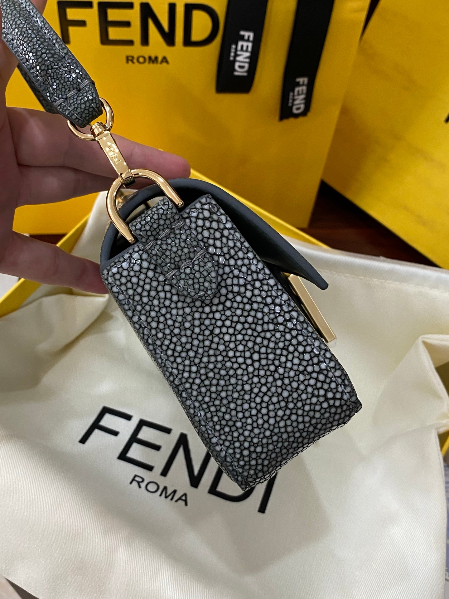 Fendi Baguette Classic Small Pearl Fish Leather Shoulder Bag 펜디 바게트 클래식 스몰 펄 피쉬 레더 숄더백 19cm 9