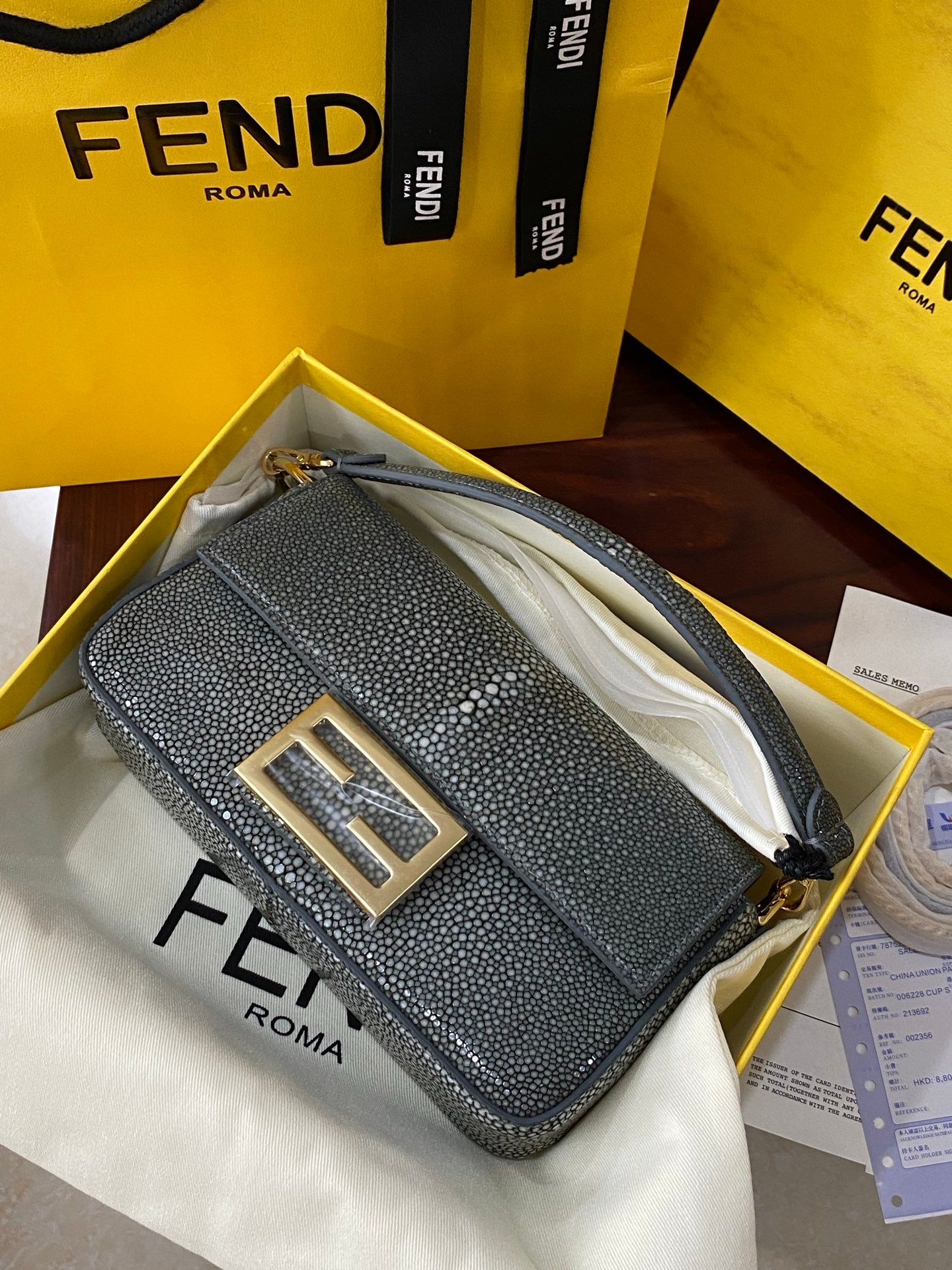 Fendi Baguette Classic Small Pearl Fish Leather Shoulder Bag 펜디 바게트 클래식 스몰 펄 피쉬 레더 숄더백 19cm 11