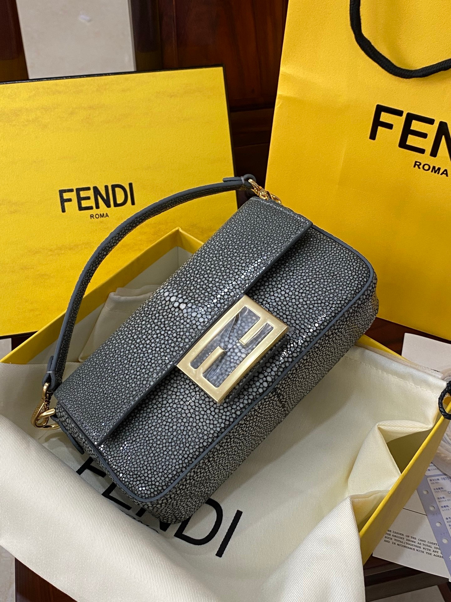 Fendi Baguette Classic Small Pearl Fish Leather Shoulder Bag 펜디 바게트 클래식 스몰 펄 피쉬 레더 숄더백 19cm 12