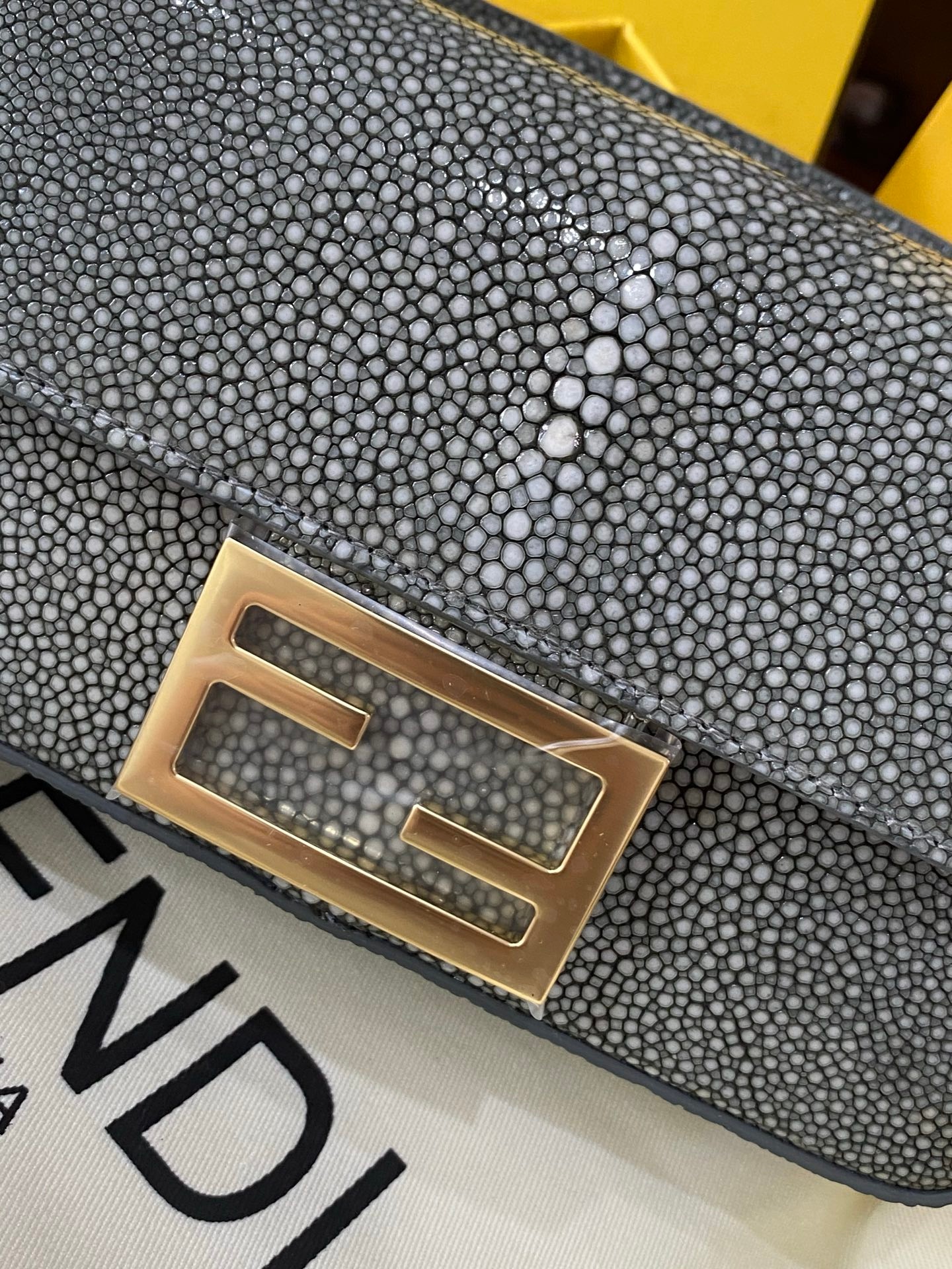 Fendi Baguette Classic Small Pearl Fish Leather Shoulder Bag 펜디 바게트 클래식 스몰 펄 피쉬 레더 숄더백 19cm 13