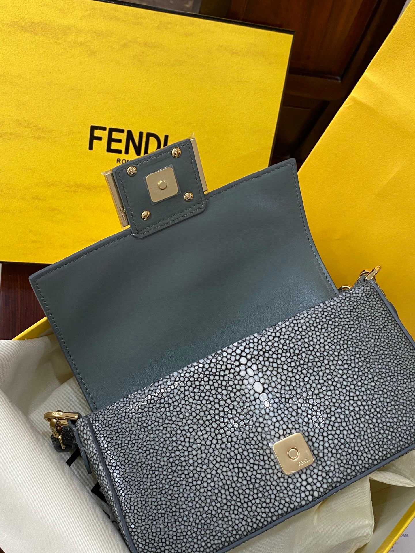 Fendi Baguette Classic Small Pearl Fish Leather Shoulder Bag 펜디 바게트 클래식 스몰 펄 피쉬 레더 숄더백 19cm 14