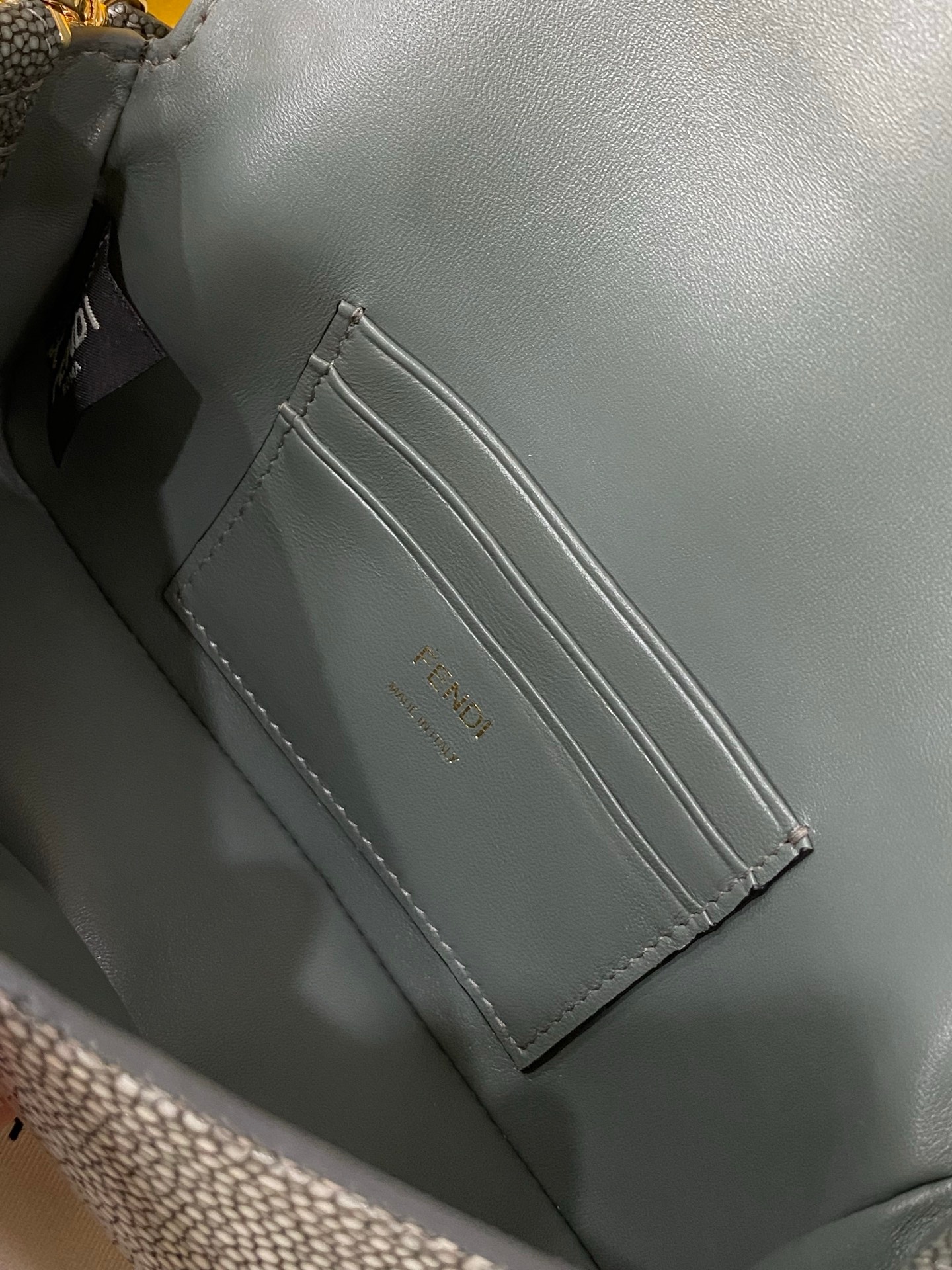 Fendi Baguette Classic Small Pearl Fish Leather Shoulder Bag 펜디 바게트 클래식 스몰 펄 피쉬 레더 숄더백 19cm 15