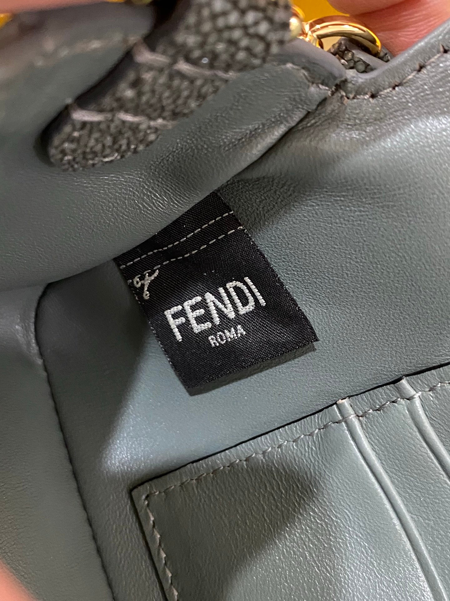 Fendi Baguette Classic Small Pearl Fish Leather Shoulder Bag 펜디 바게트 클래식 스몰 펄 피쉬 레더 숄더백 19cm 16