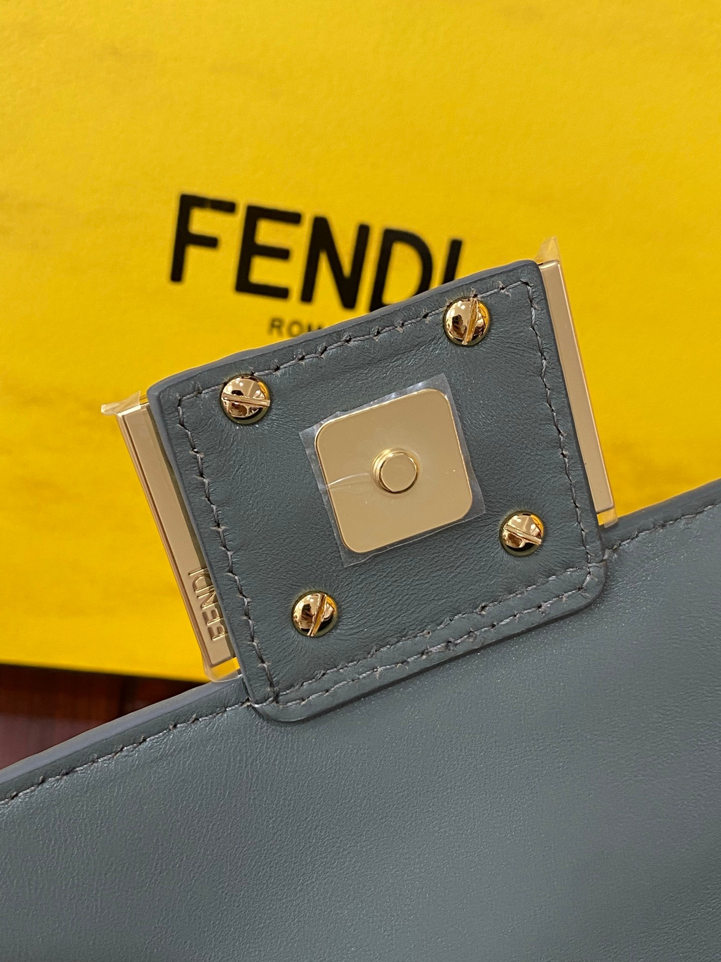 Fendi Baguette Classic Small Pearl Fish Leather Shoulder Bag 펜디 바게트 클래식 스몰 펄 피쉬 레더 숄더백 19cm 17