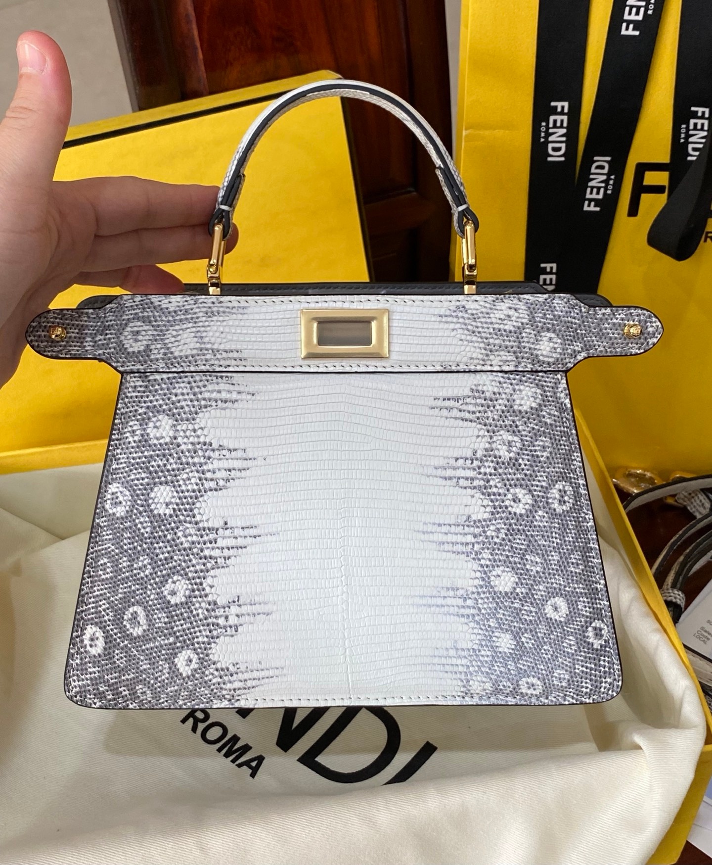 Fendi Peekaboo 335 Lizard Leather Handbag 펜디 피카부 335 리자드 레더 핸드백 20cm 2