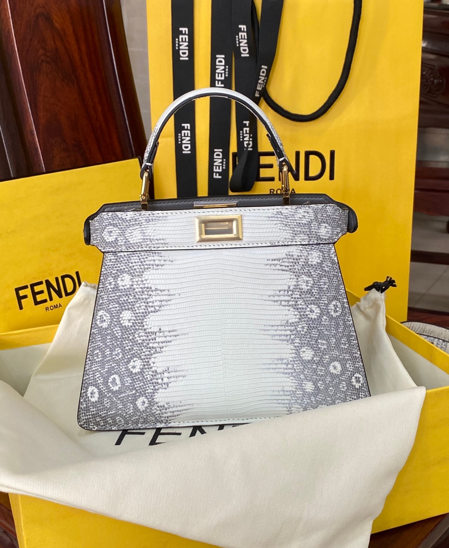 Fendi Peekaboo 335 Lizard Leather Handbag 펜디 피카부 335 리자드 레더 핸드백 20cm 3