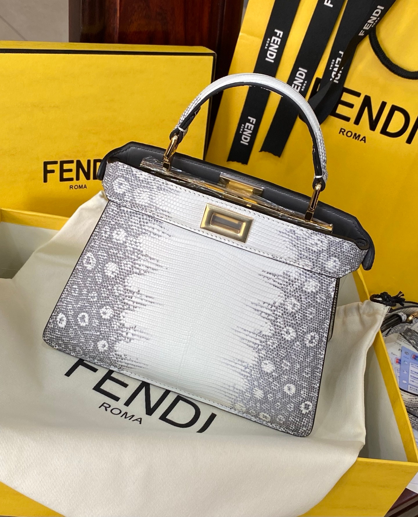 Fendi Peekaboo 335 Lizard Leather Handbag 펜디 피카부 335 리자드 레더 핸드백 20cm 4