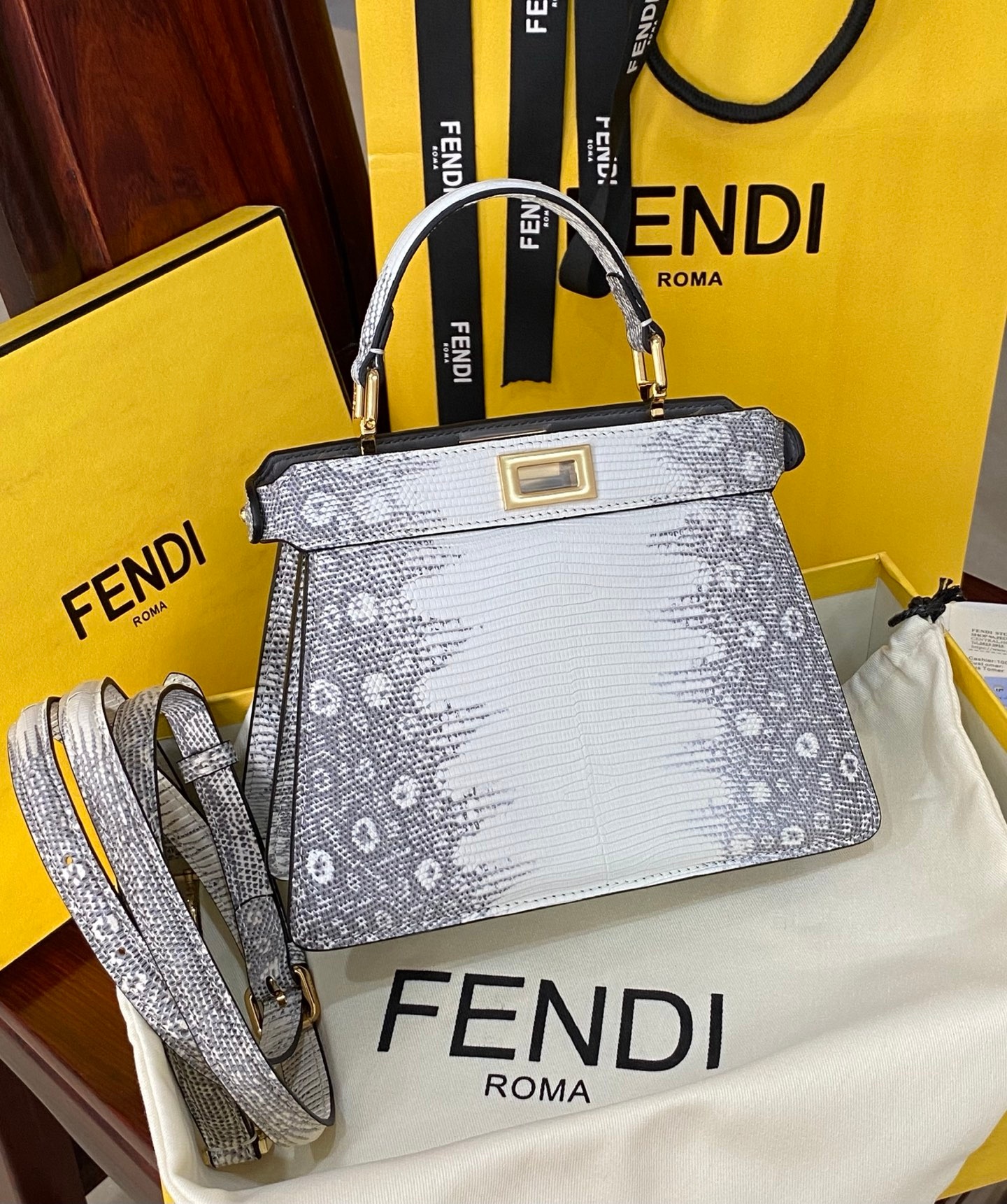 Fendi Peekaboo 335 Lizard Leather Handbag 펜디 피카부 335 리자드 레더 핸드백 20cm 5