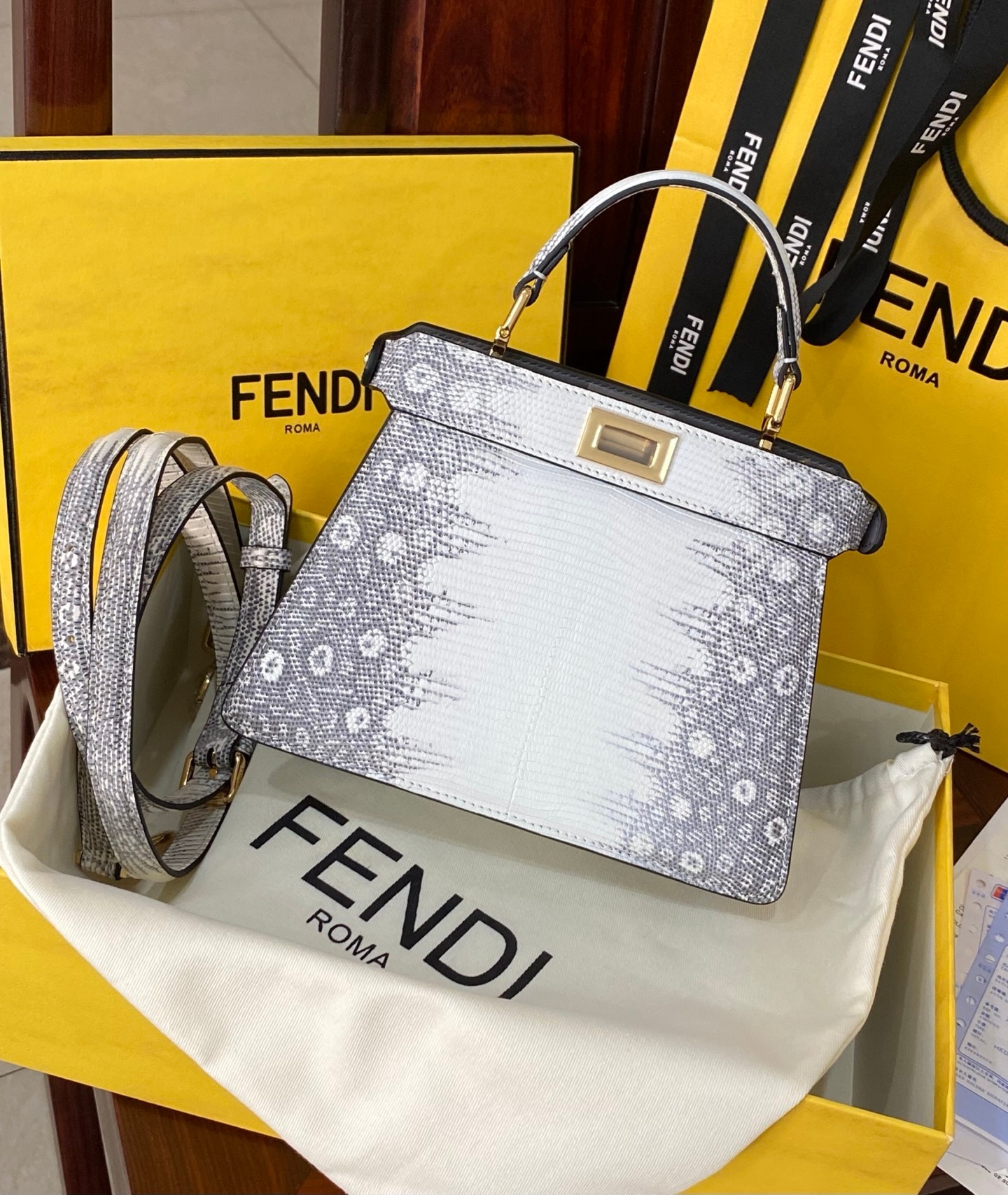 Fendi Peekaboo 335 Lizard Leather Handbag 펜디 피카부 335 리자드 레더 핸드백 20cm 6