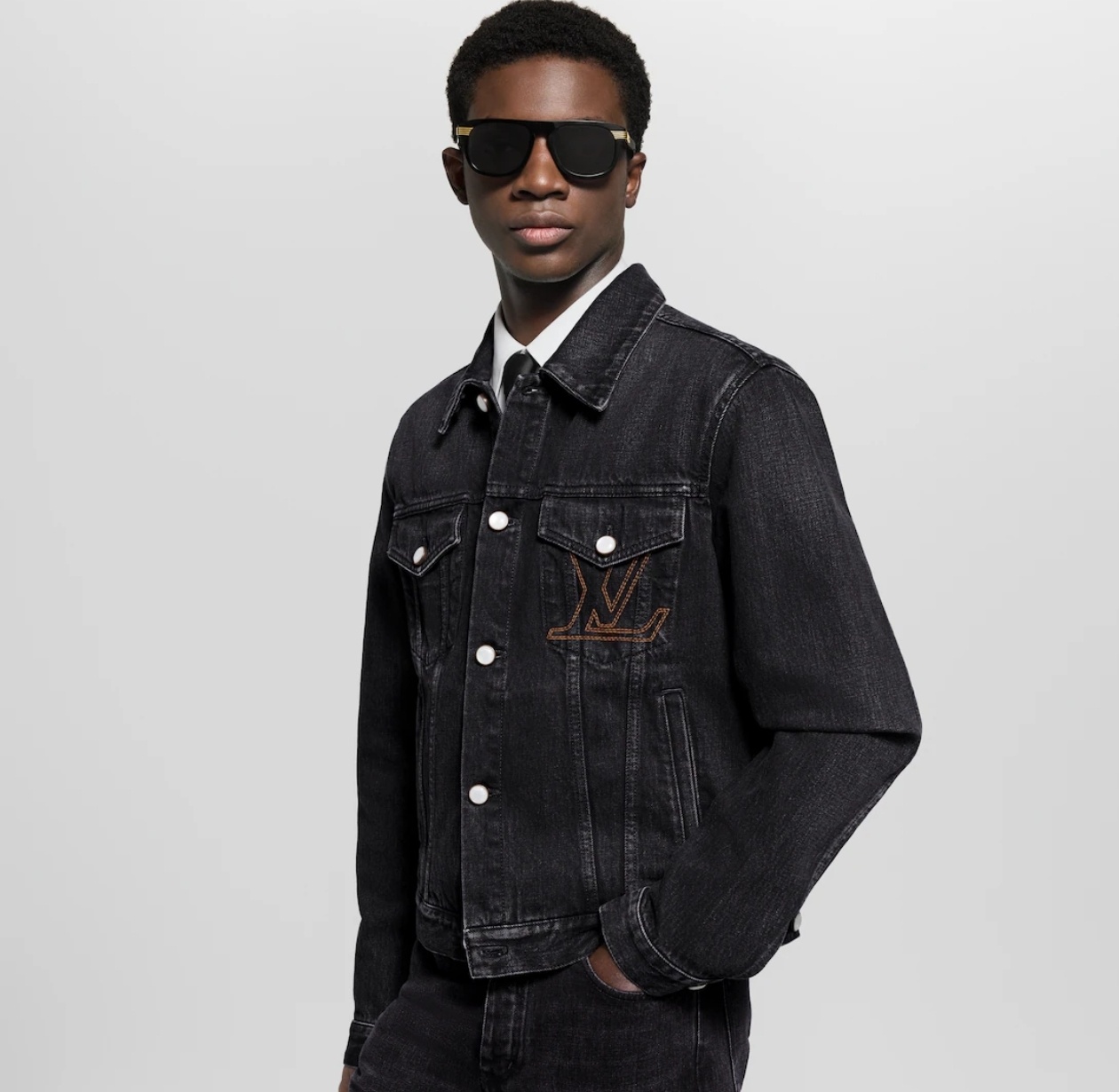 Louis Vuitton LV Embroidered Damier Logo Japanese Denim Trucker Jacket Indigo Blue 루이비통 LV 자수 다미에 로고 재패니즈 데님 트러커 자켓 인디고 블루 2