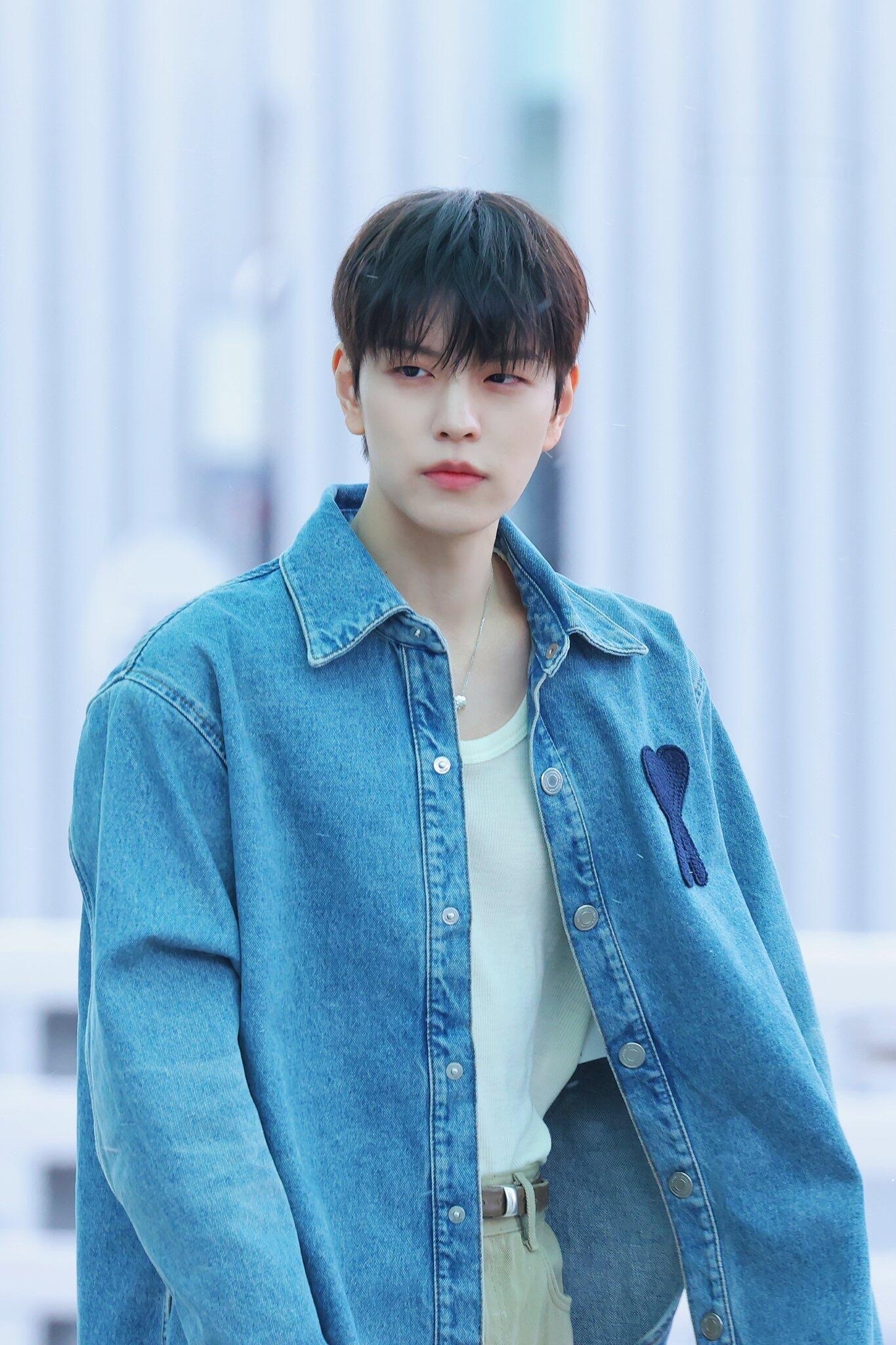 AMI Paris Embroidered Heart Logo Denim Jacket Blue 아미 파리 엠브로이더드 하트 로고 데님 자켓 블루 5