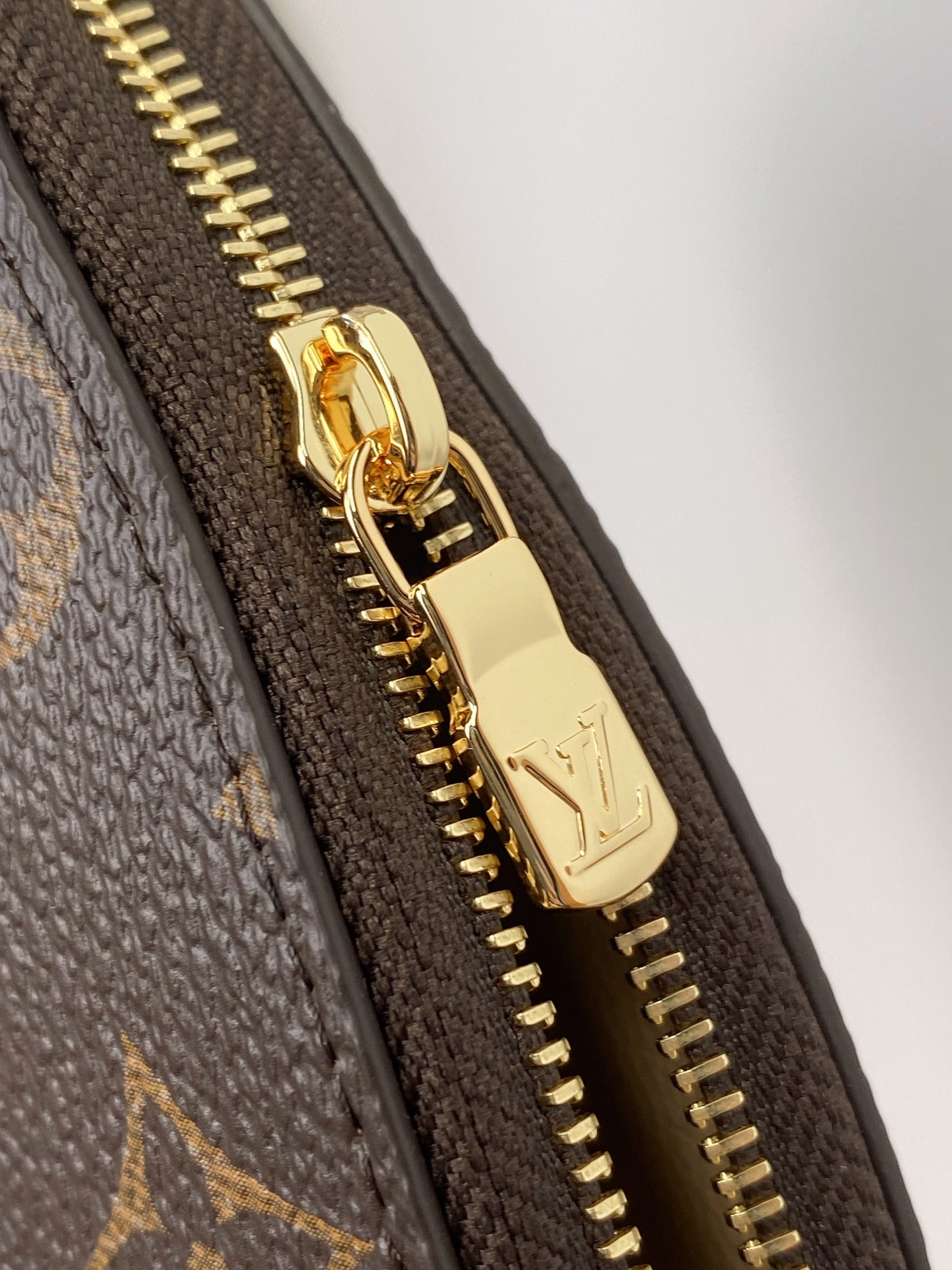 Louis Vuitton Cosmetic Pouch Large M47353 Monogram Canvas Toiletry Bag 루이비통 코스메틱 파우치 라지 M47353 모노그램 캔버스 화장품 파우치 24cm 8