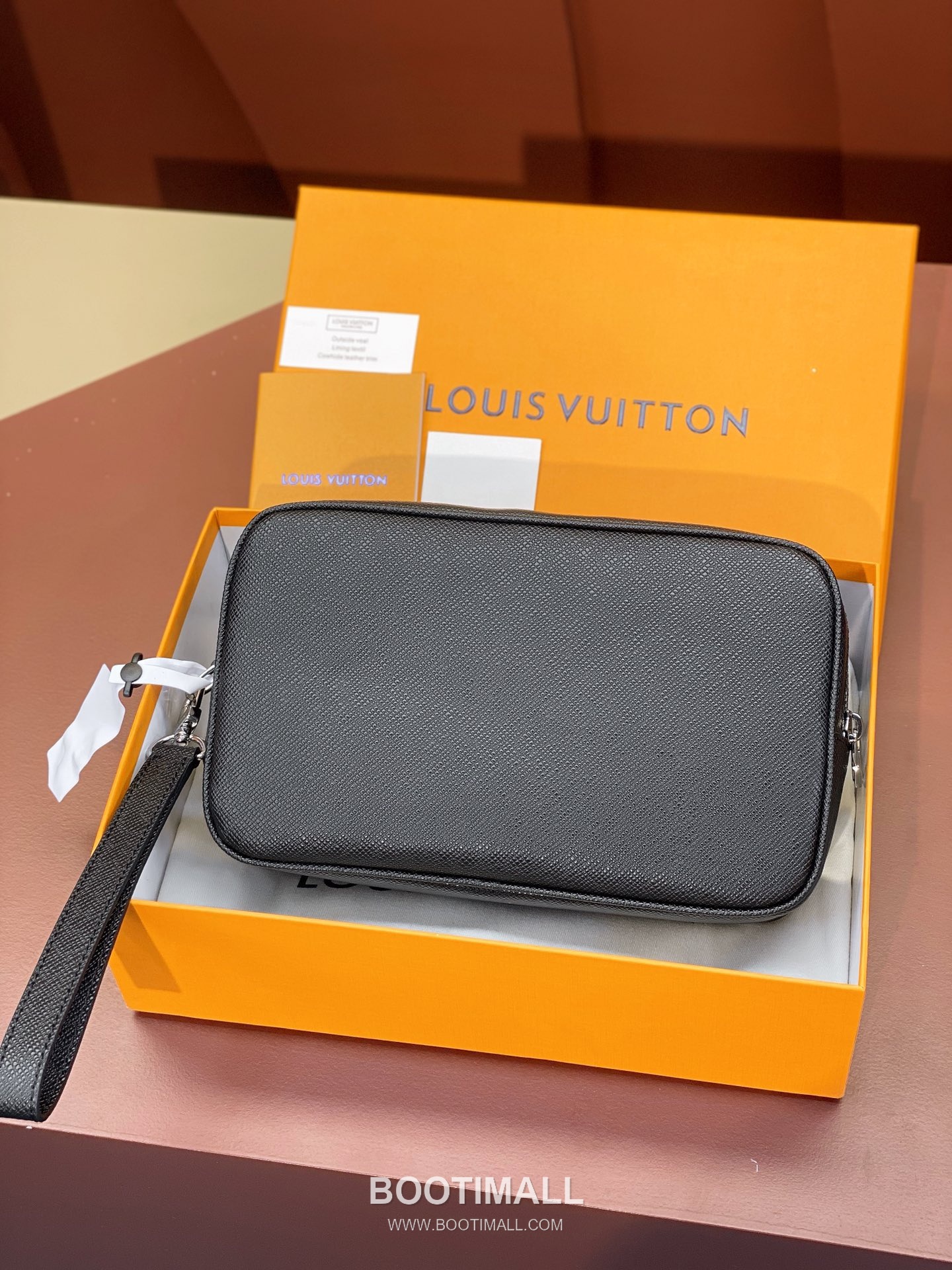 Louis Vuitton Pochette Kasai Taiga Leather Black Clutch Bag 루이비통 포쉐트 카사이 M30441 타이가 레더 블랙 클러치백 25cm 2