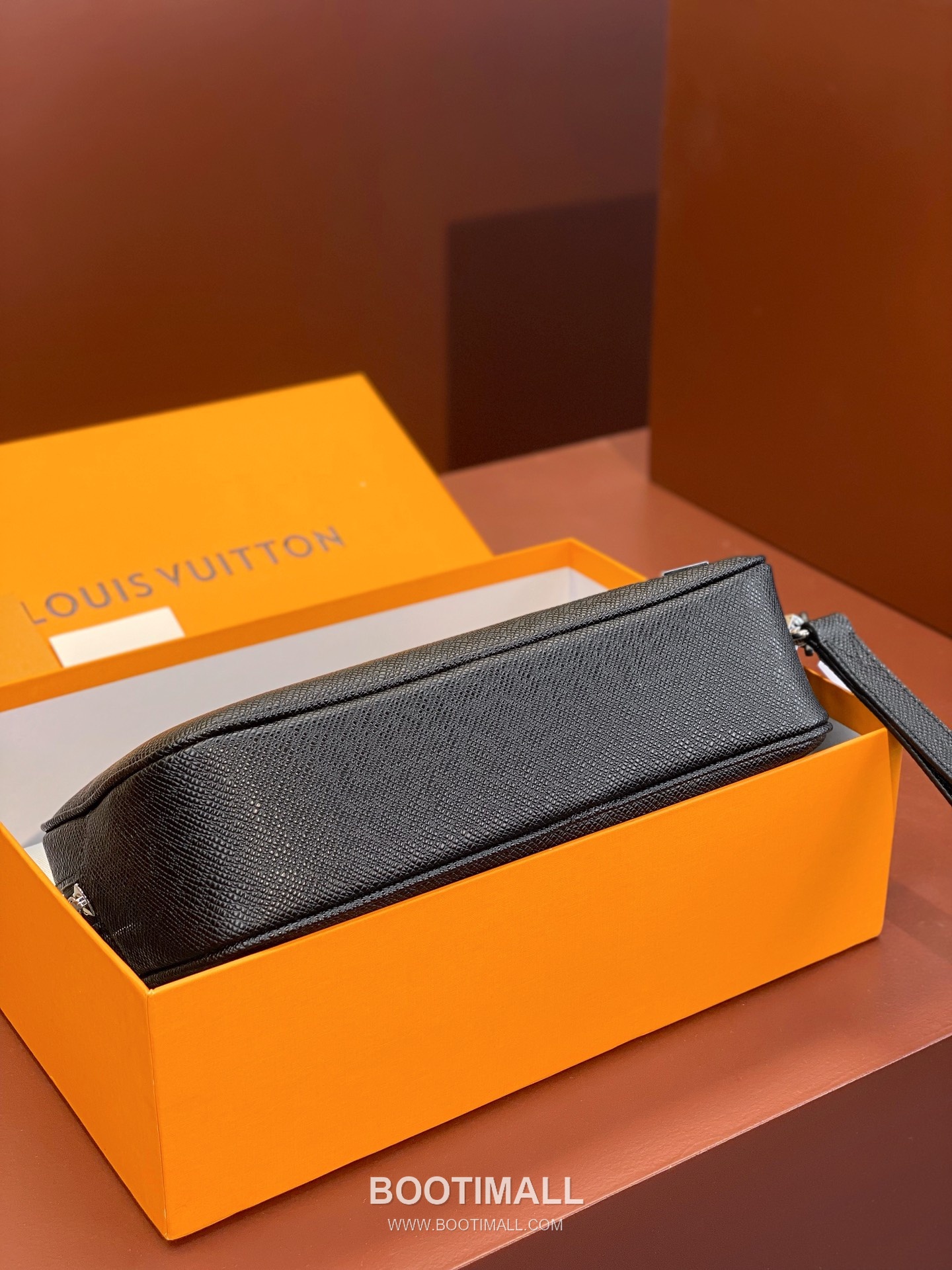 Louis Vuitton Pochette Kasai Taiga Leather Black Clutch Bag 루이비통 포쉐트 카사이 M30441 타이가 레더 블랙 클러치백 25cm 3