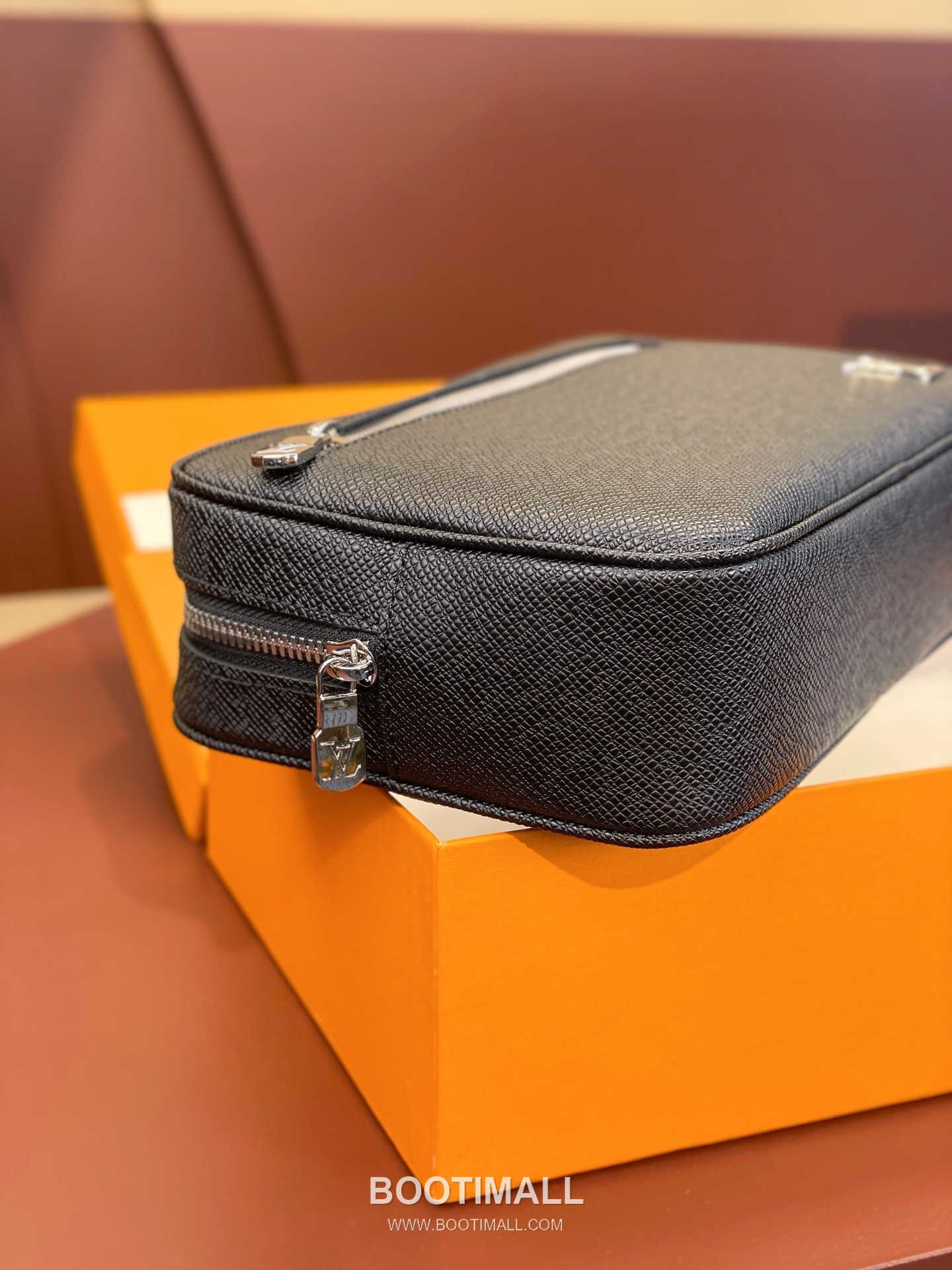 Louis Vuitton Pochette Kasai Taiga Leather Black Clutch Bag 루이비통 포쉐트 카사이 M30441 타이가 레더 블랙 클러치백 25cm 4