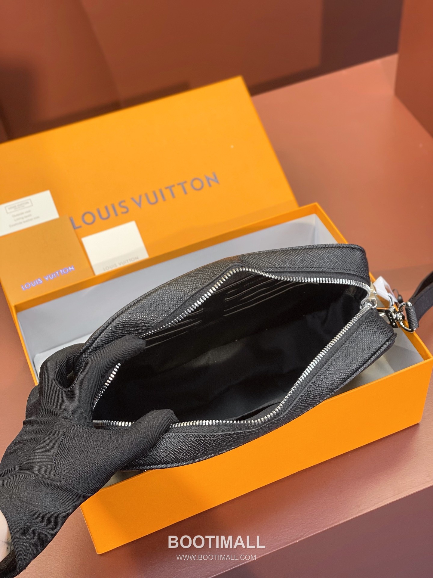 Louis Vuitton Pochette Kasai Taiga Leather Black Clutch Bag 루이비통 포쉐트 카사이 M30441 타이가 레더 블랙 클러치백 25cm 6