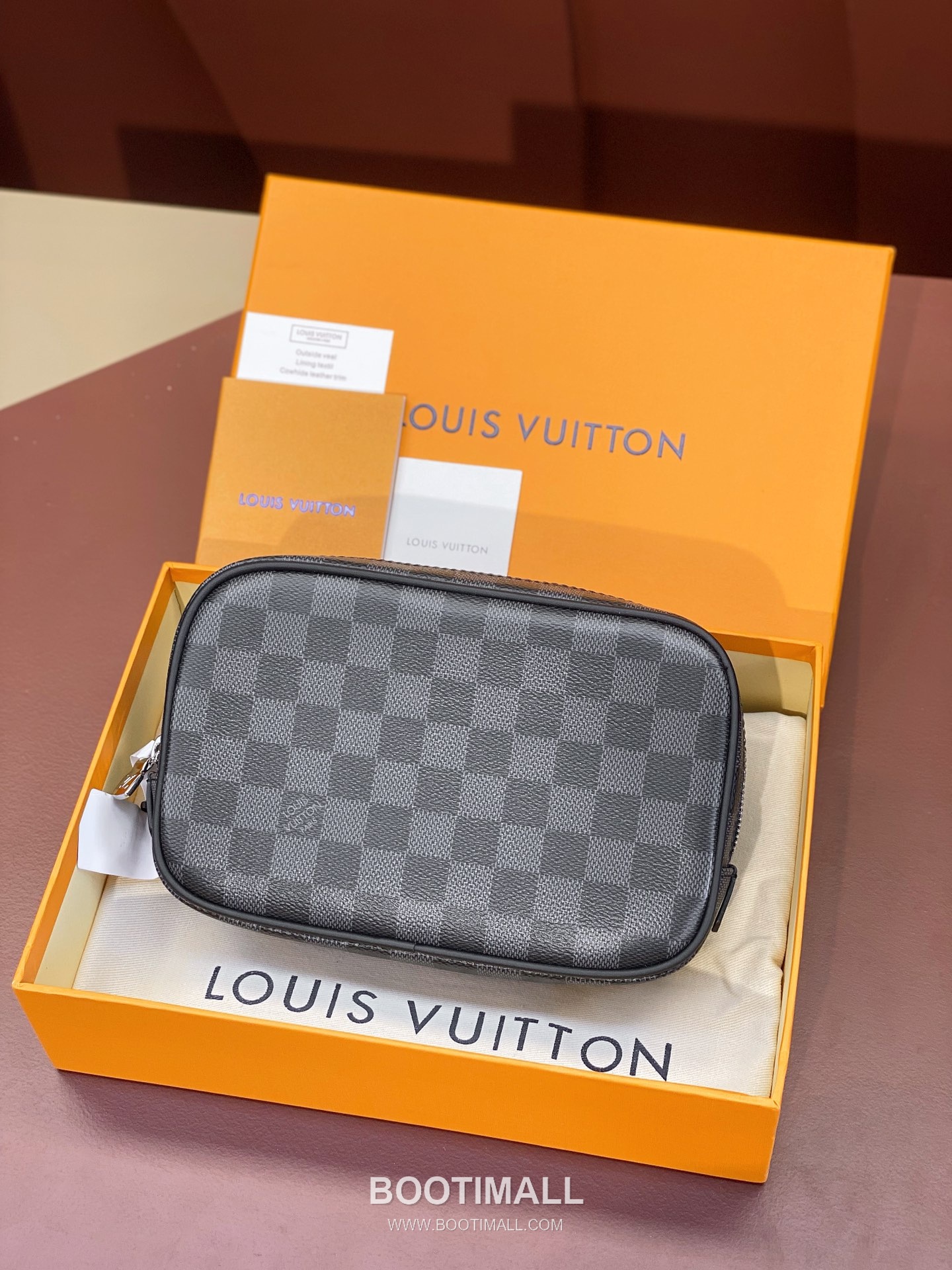 Louis Vuitton Toiletry Pouch 26 M47522 Damier Graphite Canvas Black Grey Clutch Bag 루이비통 토일러트리 파우치 26 M47522 다미에 그라파이트 캔버스 블랙 그레이 클러치백 21cm 1