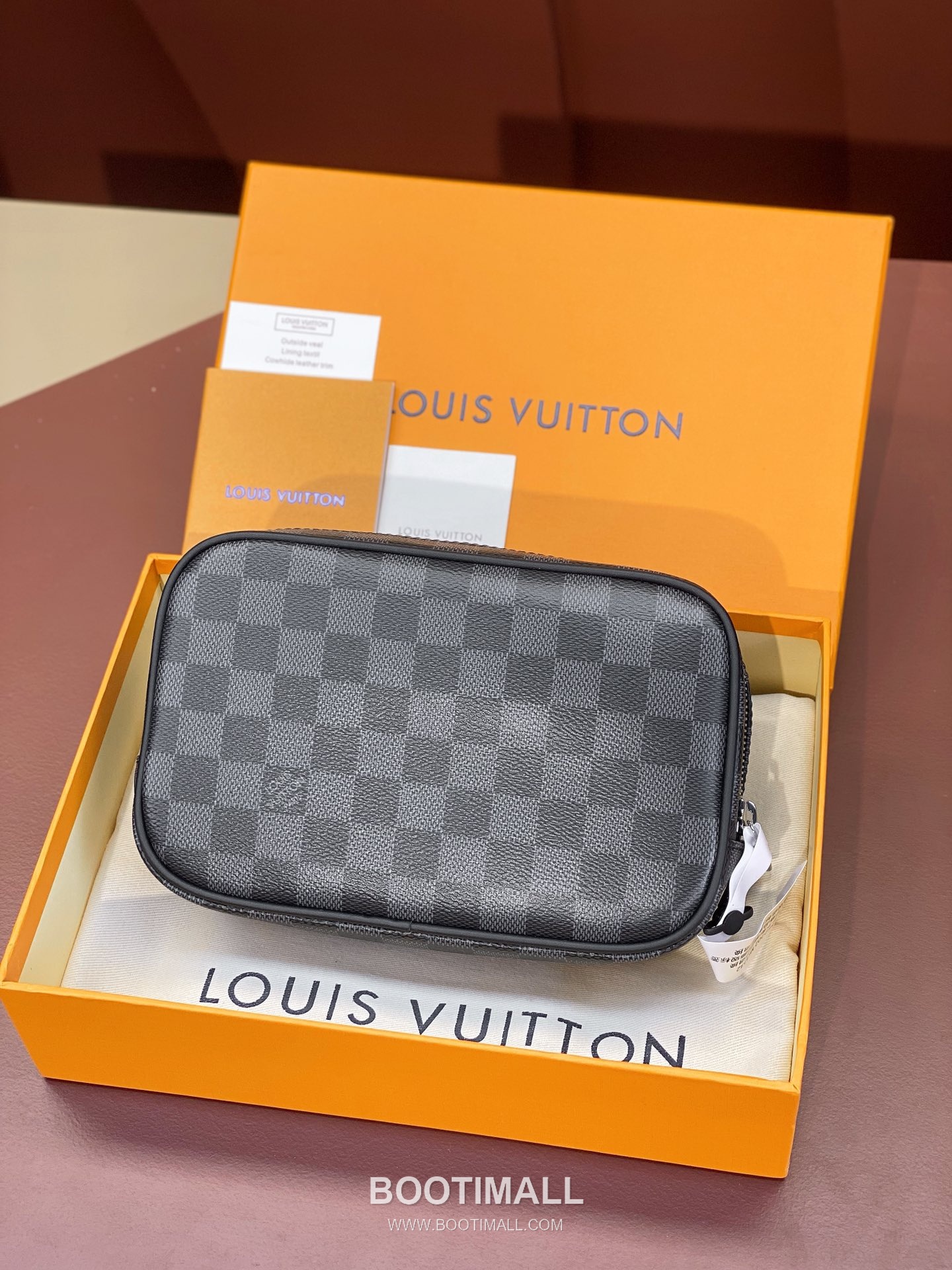 Louis Vuitton Toiletry Pouch 26 M47522 Damier Graphite Canvas Black Grey Clutch Bag 루이비통 토일러트리 파우치 26 M47522 다미에 그라파이트 캔버스 블랙 그레이 클러치백 21cm 2