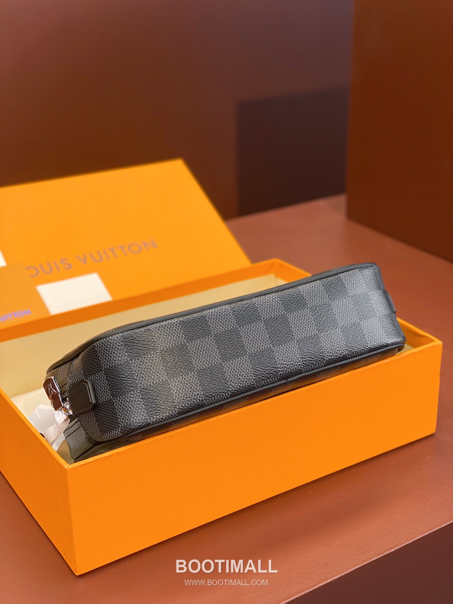 Louis Vuitton Toiletry Pouch 26 M47522 Damier Graphite Canvas Black Grey Clutch Bag 루이비통 토일러트리 파우치 26 M47522 다미에 그라파이트 캔버스 블랙 그레이 클러치백 21cm 3