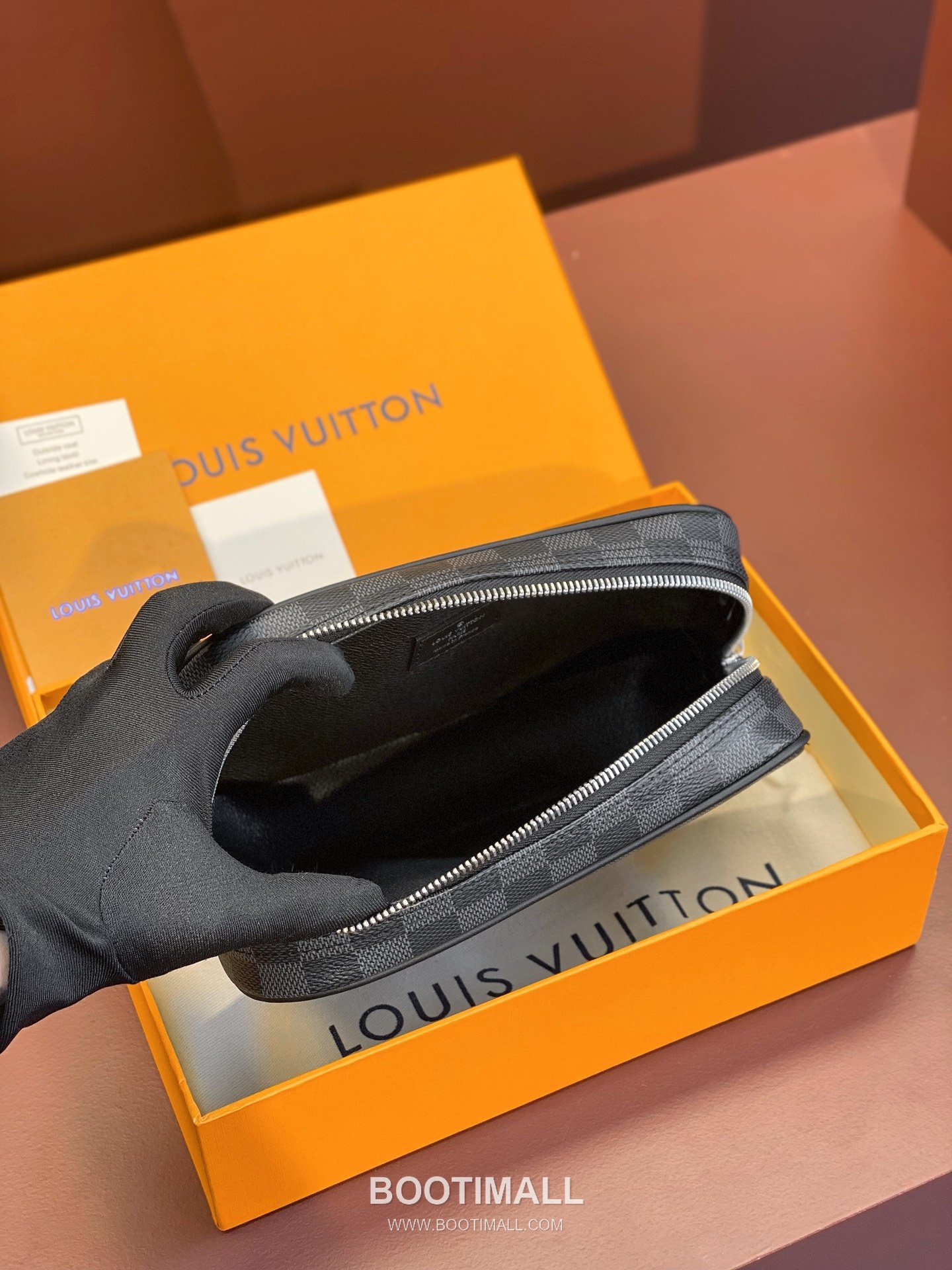 Louis Vuitton Toiletry Pouch 26 M47522 Damier Graphite Canvas Black Grey Clutch Bag 루이비통 토일러트리 파우치 26 M47522 다미에 그라파이트 캔버스 블랙 그레이 클러치백 21cm 5