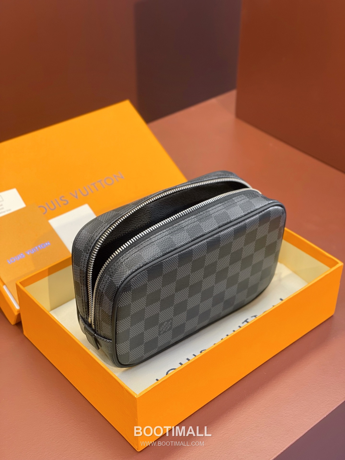 Louis Vuitton Toiletry Pouch 26 M47522 Damier Graphite Canvas Black Grey Clutch Bag 루이비통 토일러트리 파우치 26 M47522 다미에 그라파이트 캔버스 블랙 그레이 클러치백 21cm 6