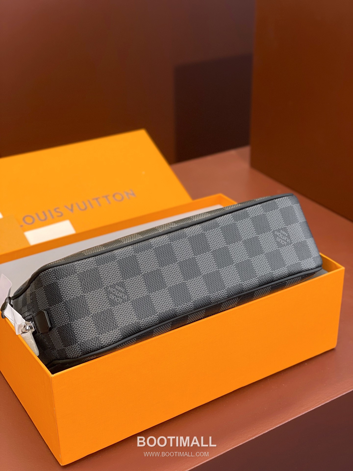 Louis Vuitton Toiletry Pouch 26 Black Monogram Canvas Clutch Bag 루이비통 토일러트리 파우치 26 M47521 블랙 모노그램 캔버스 클러치백 26cm 3