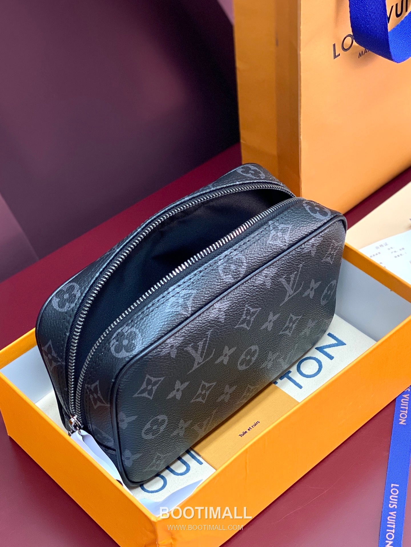 Louis Vuitton Toiletry Pouch PM Monogram Canvas Black Leather Trim Clutch Bag 루이비통 뚜왈렛트 파우치 PM M46577 모노그램 캔버스 블랙 레더 트림 클러치백 21cm 4