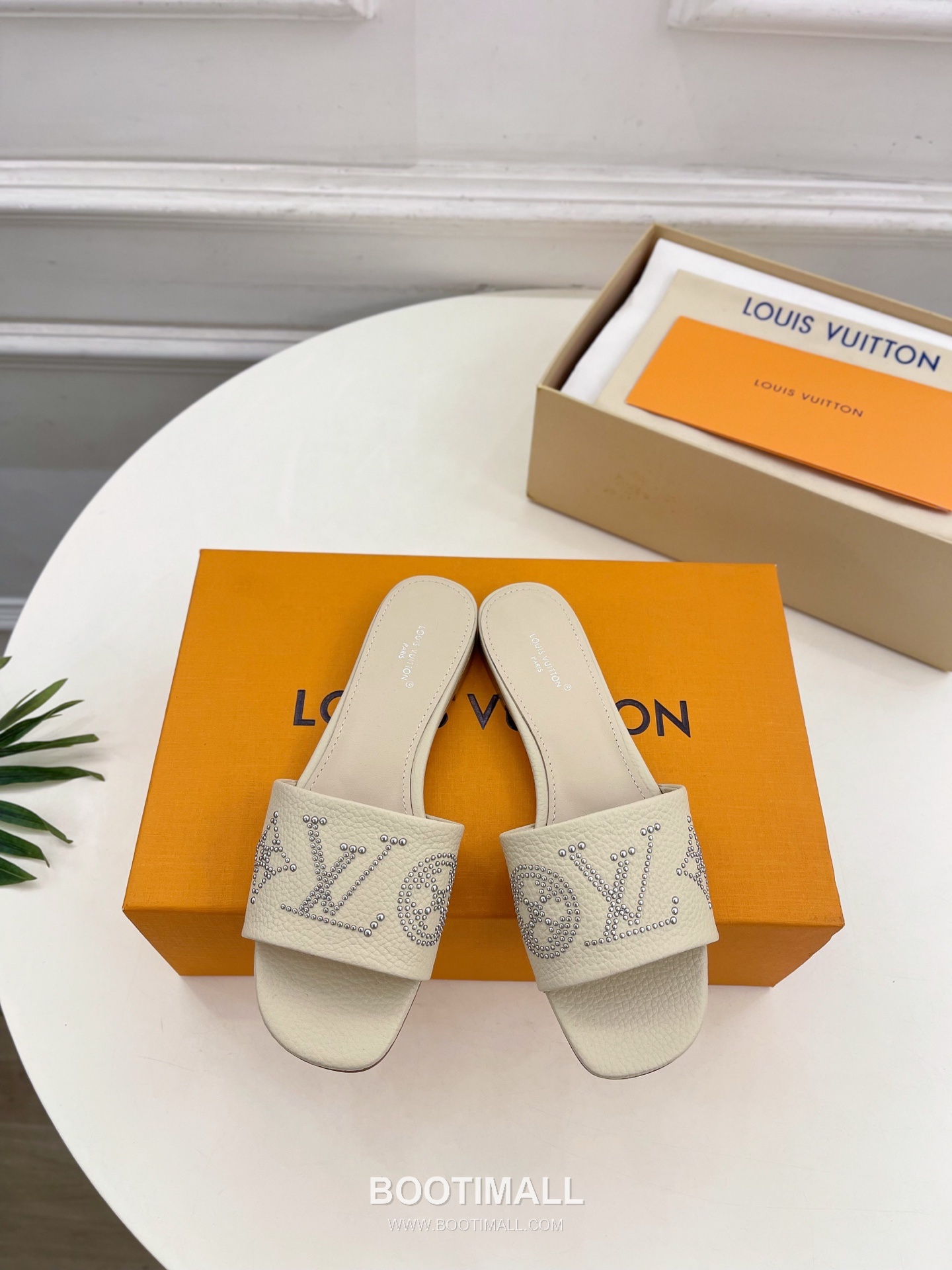 Louis Vuitton 6AM Studded Kitten Heel Mule Calfskin Leather Slides 루이비통 6AM 스터드 키튼힐 뮬 송아지 가죽 슬라이드 260cm 1