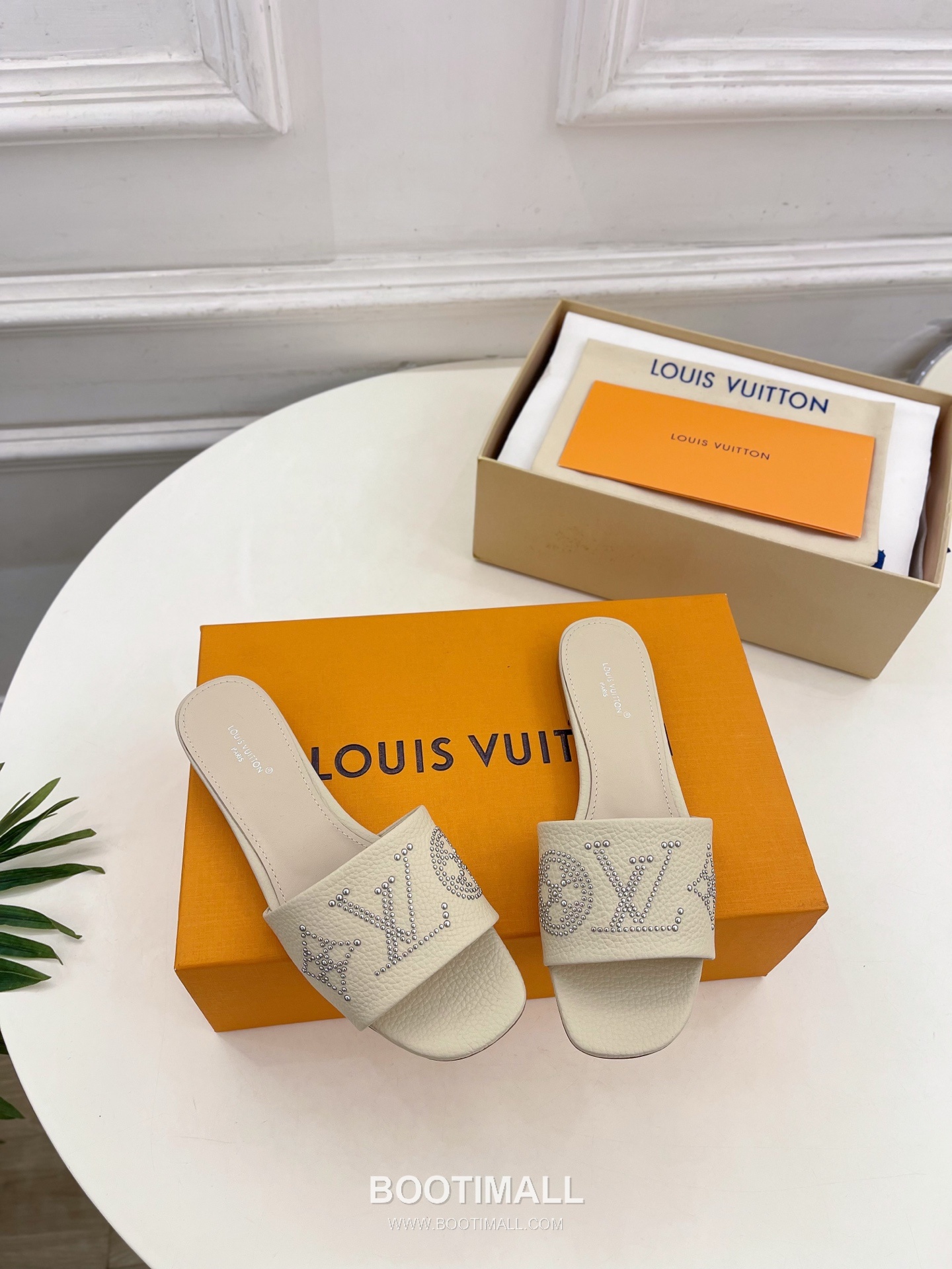 Louis Vuitton 6AM Studded Kitten Heel Mule Calfskin Leather Slides 루이비통 6AM 스터드 키튼힐 뮬 송아지 가죽 슬라이드 260cm 2