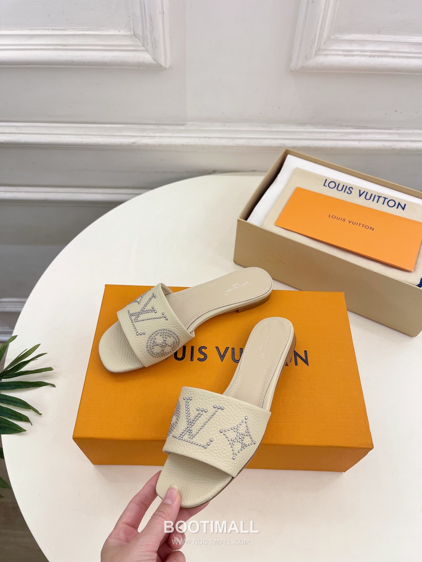 Louis Vuitton 6AM Studded Kitten Heel Mule Calfskin Leather Slides 루이비통 6AM 스터드 키튼힐 뮬 송아지 가죽 슬라이드 260cm 3