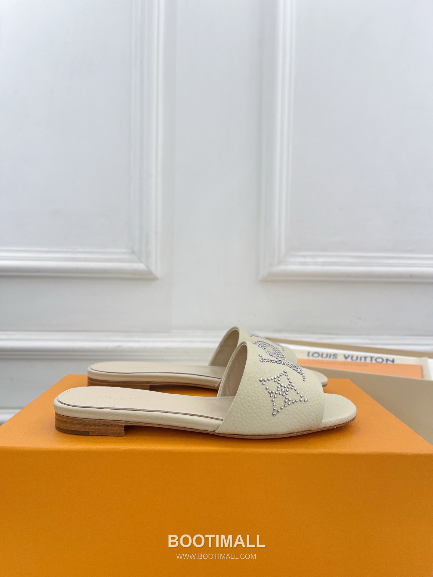 Louis Vuitton 6AM Studded Kitten Heel Mule Calfskin Leather Slides 루이비통 6AM 스터드 키튼힐 뮬 송아지 가죽 슬라이드 260cm 4