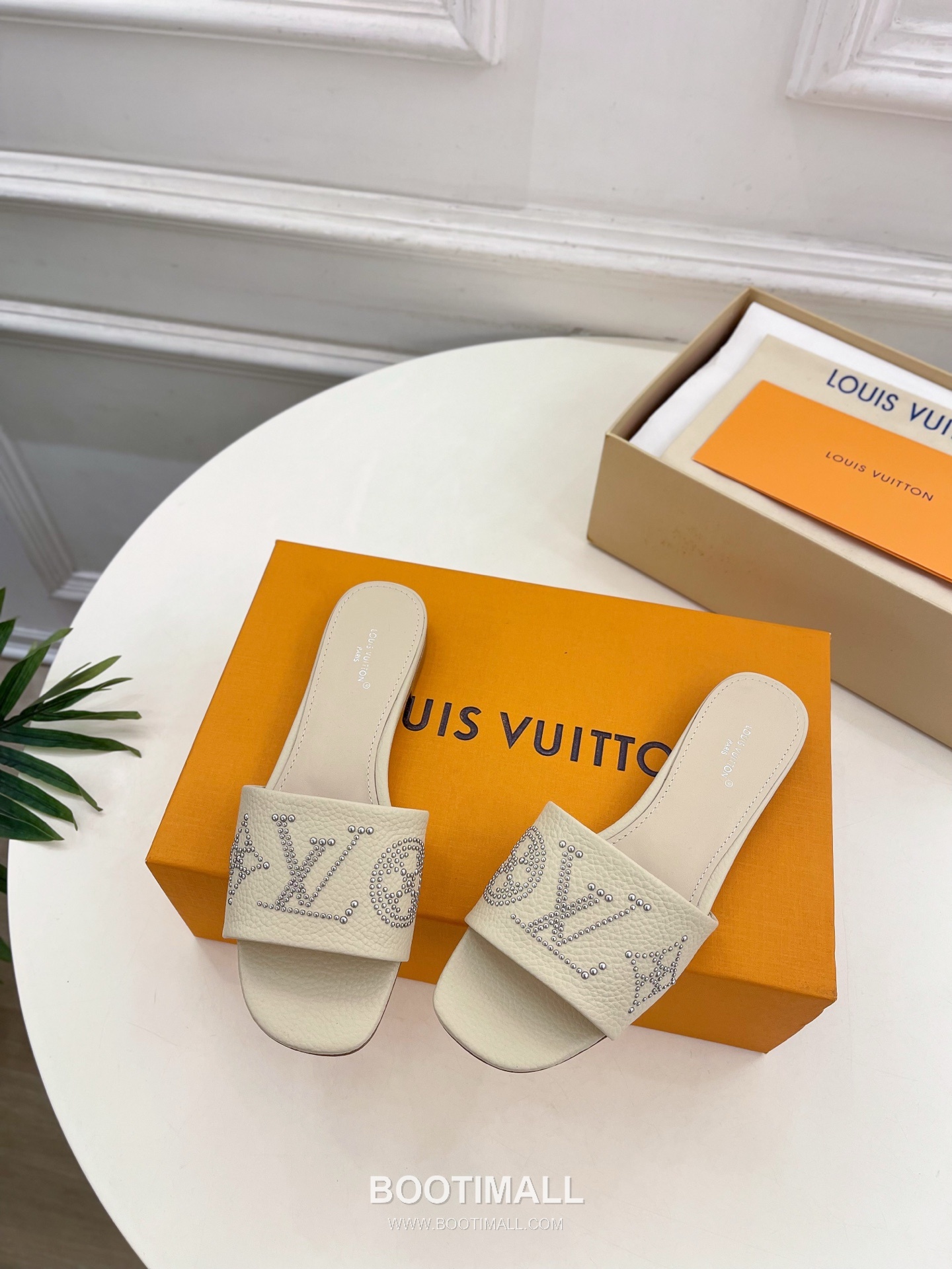 Louis Vuitton 6AM Studded Kitten Heel Mule Calfskin Leather Slides 루이비통 6AM 스터드 키튼힐 뮬 송아지 가죽 슬라이드 260cm 5
