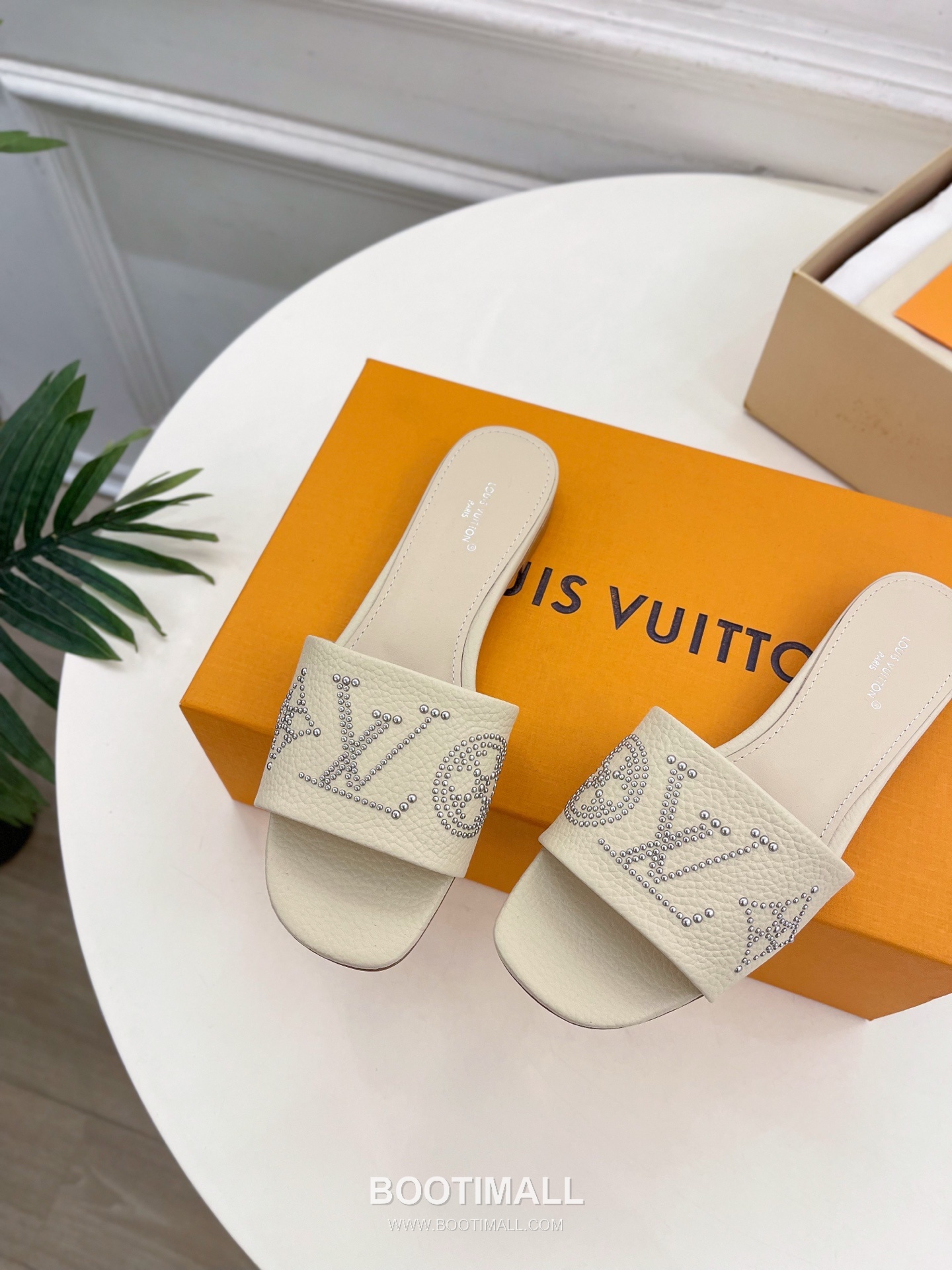Louis Vuitton 6AM Studded Kitten Heel Mule Calfskin Leather Slides 루이비통 6AM 스터드 키튼힐 뮬 송아지 가죽 슬라이드 260cm 6