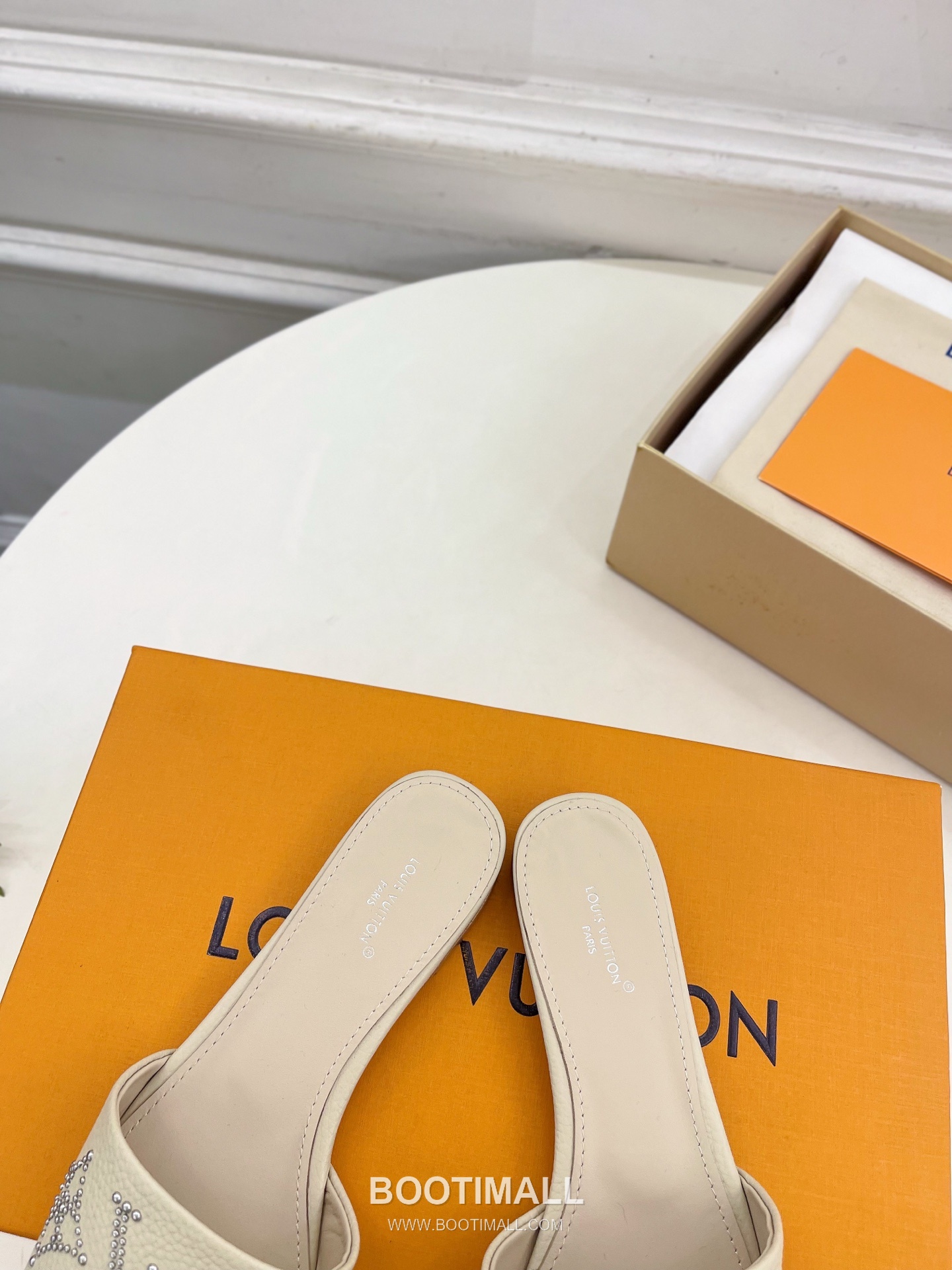 Louis Vuitton 6AM Studded Kitten Heel Mule Calfskin Leather Slides 루이비통 6AM 스터드 키튼힐 뮬 송아지 가죽 슬라이드 260cm 7